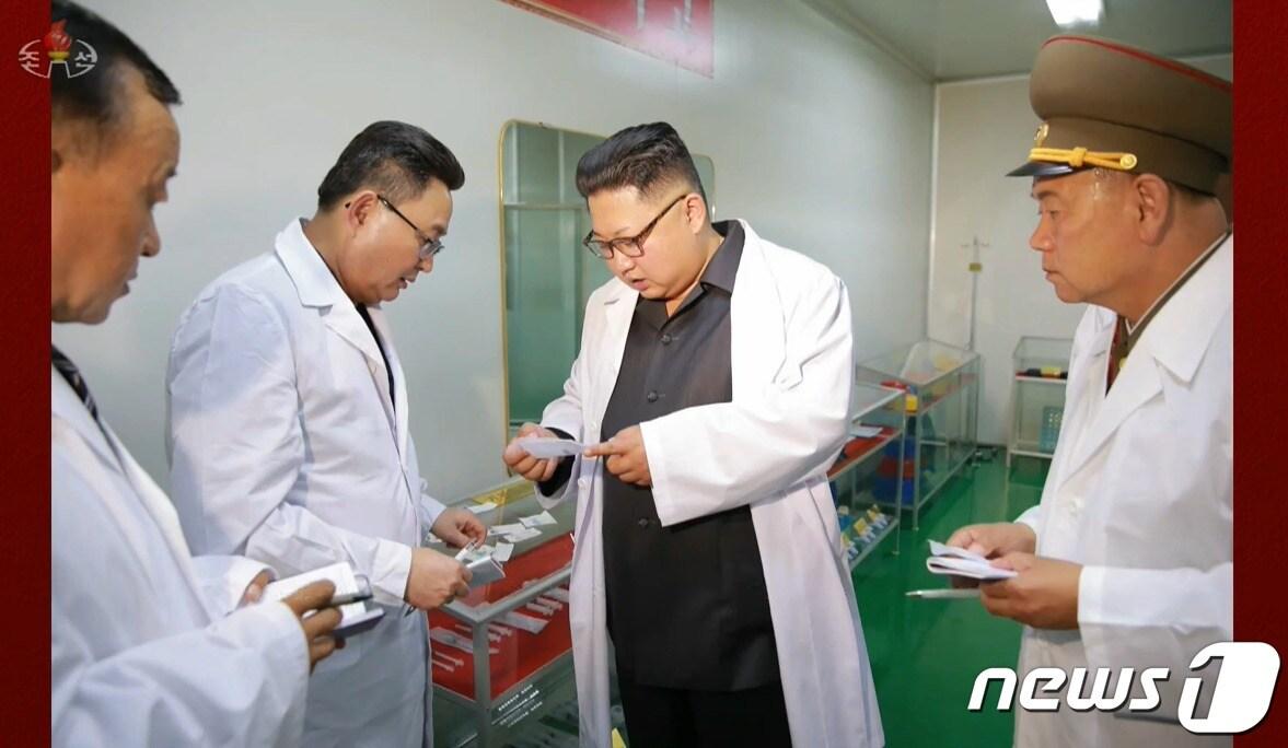 본문 이미지 - 조선중앙TV는 지난 10일 김정은 총비서가 대동강주사기공장 현지지도에 나섰던 때를 조명했다.(조중TV 갈무리)