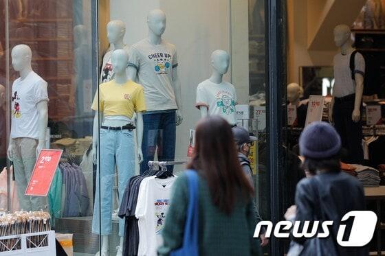본문 이미지 - 서울 중구 명동거리의 한 의류매장에 반팔이 걸려있다. 2021.3.25/뉴스1
