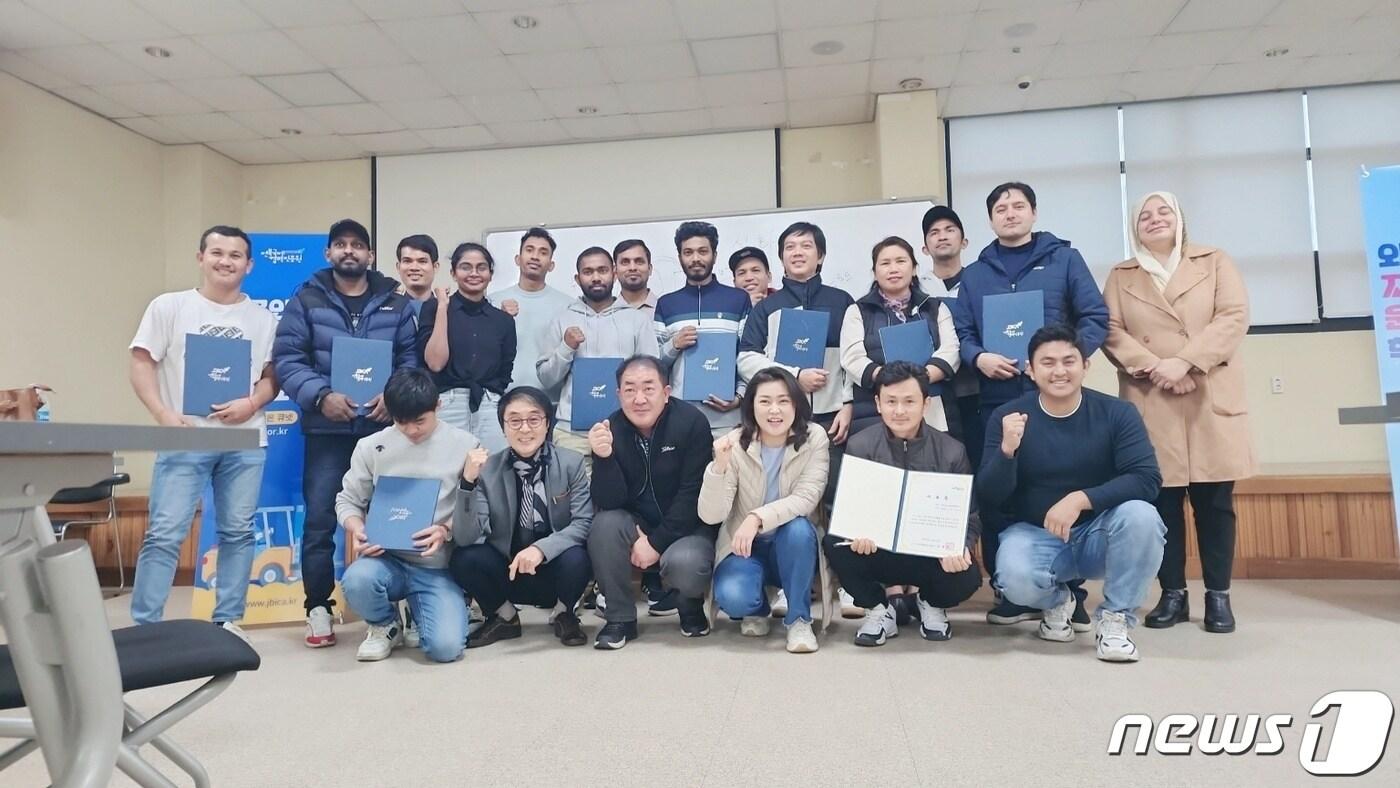 본문 이미지 - 전북국제협력진흥원이 도내 외국인 근로자들을 대상으로 한  지게차운전기능사 및 한국어능력시험 학과교육을 오는 14일부터 시작한다.(전북국제협력진흥원 제공)/뉴스1