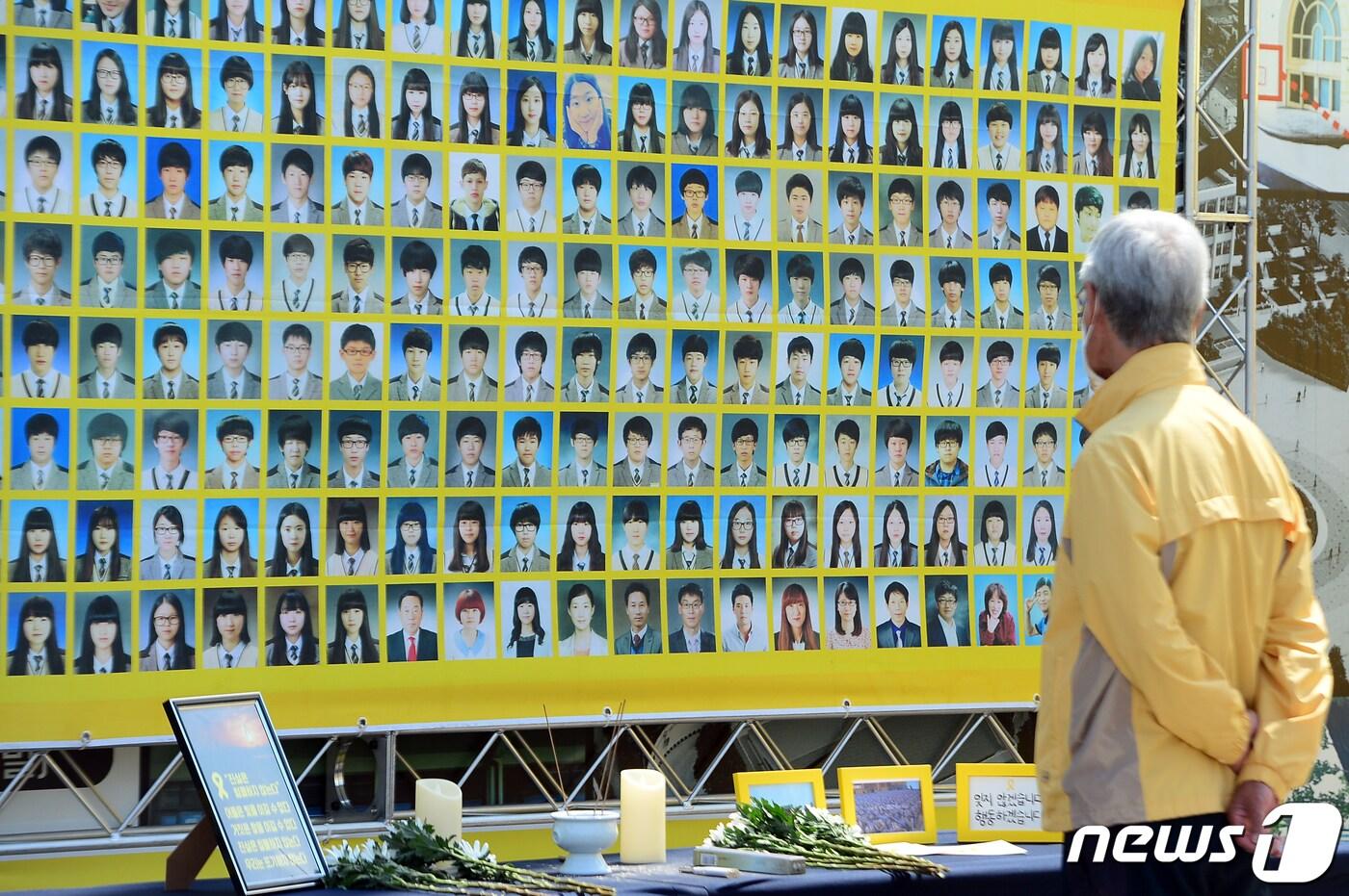 본문 이미지 - 4·16 세월호 참사 10주기를 나흘 앞둔 12일 광주 동구 5·18민주광장에 설치된 시민분향소에서 한 시민이 희생자들의 사진을 바라보고 있다. 2024.4.12/뉴스1 ⓒ News1 이승현 기자