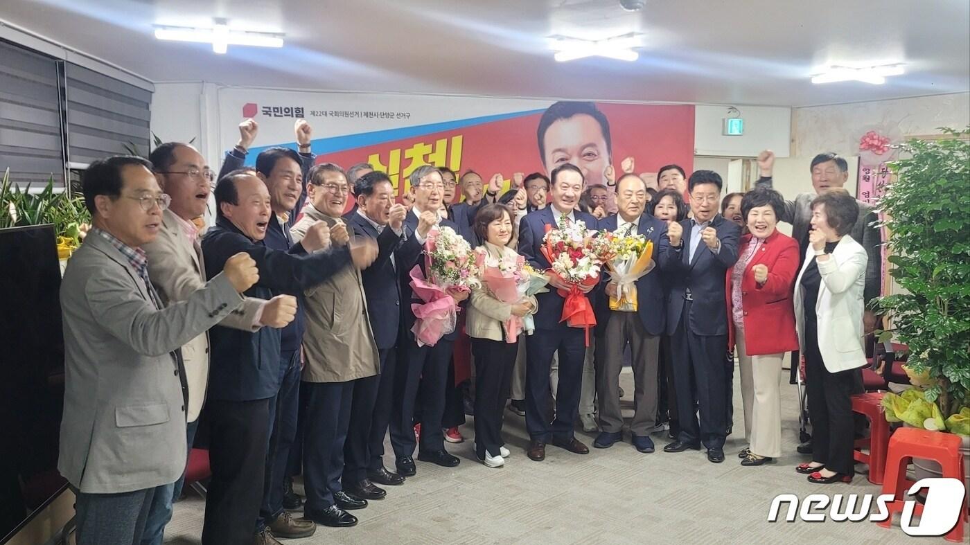 본문 이미지 - 당선 확정 후 지지자들과 함께 기뻐하며 기념사진을 찍고 있는 엄태영 후보.2024.4.13/뉴스1