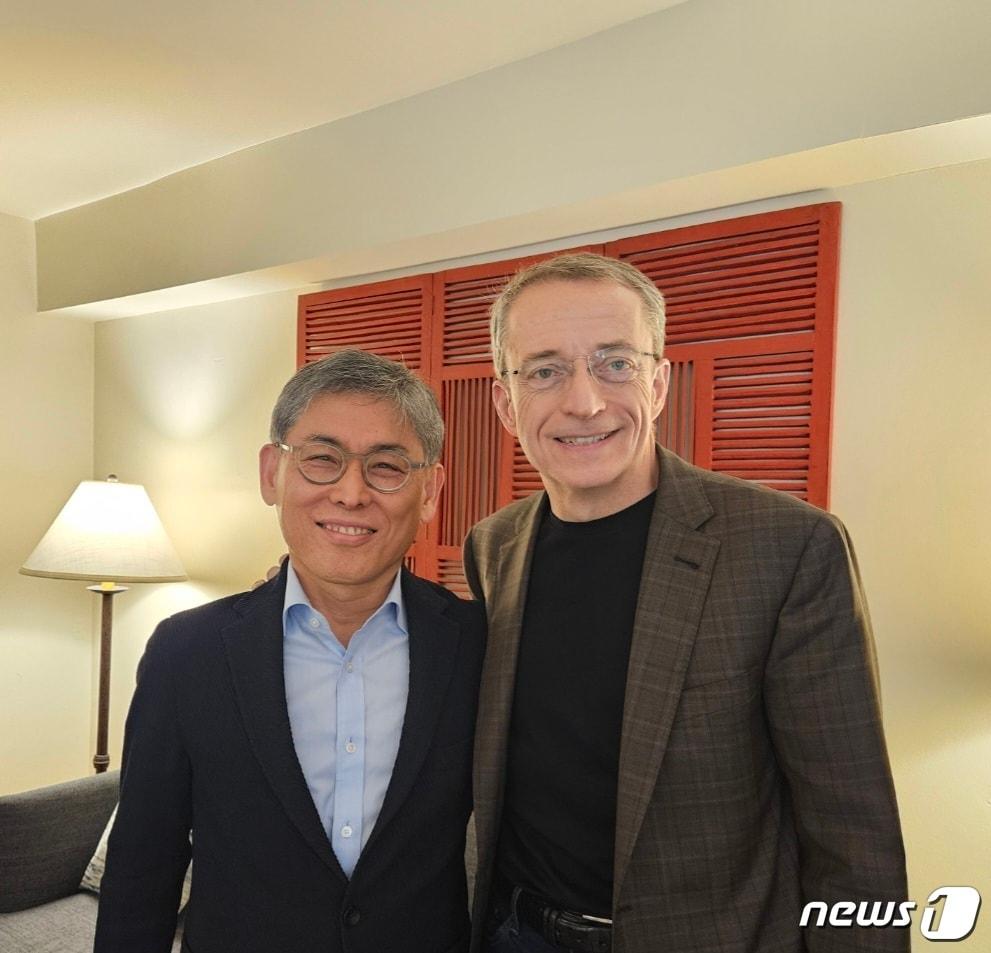 본문 이미지 - 김용관 삼성메디슨 대표이사(왼쪽)와 팻 겔싱어 인텔 최고경영자(CEO)가 '비전 2024' 행사에서 만나 협력 강화 방안 등을 논의했다. 2024. 4. 9/뉴스1 ⓒ News1