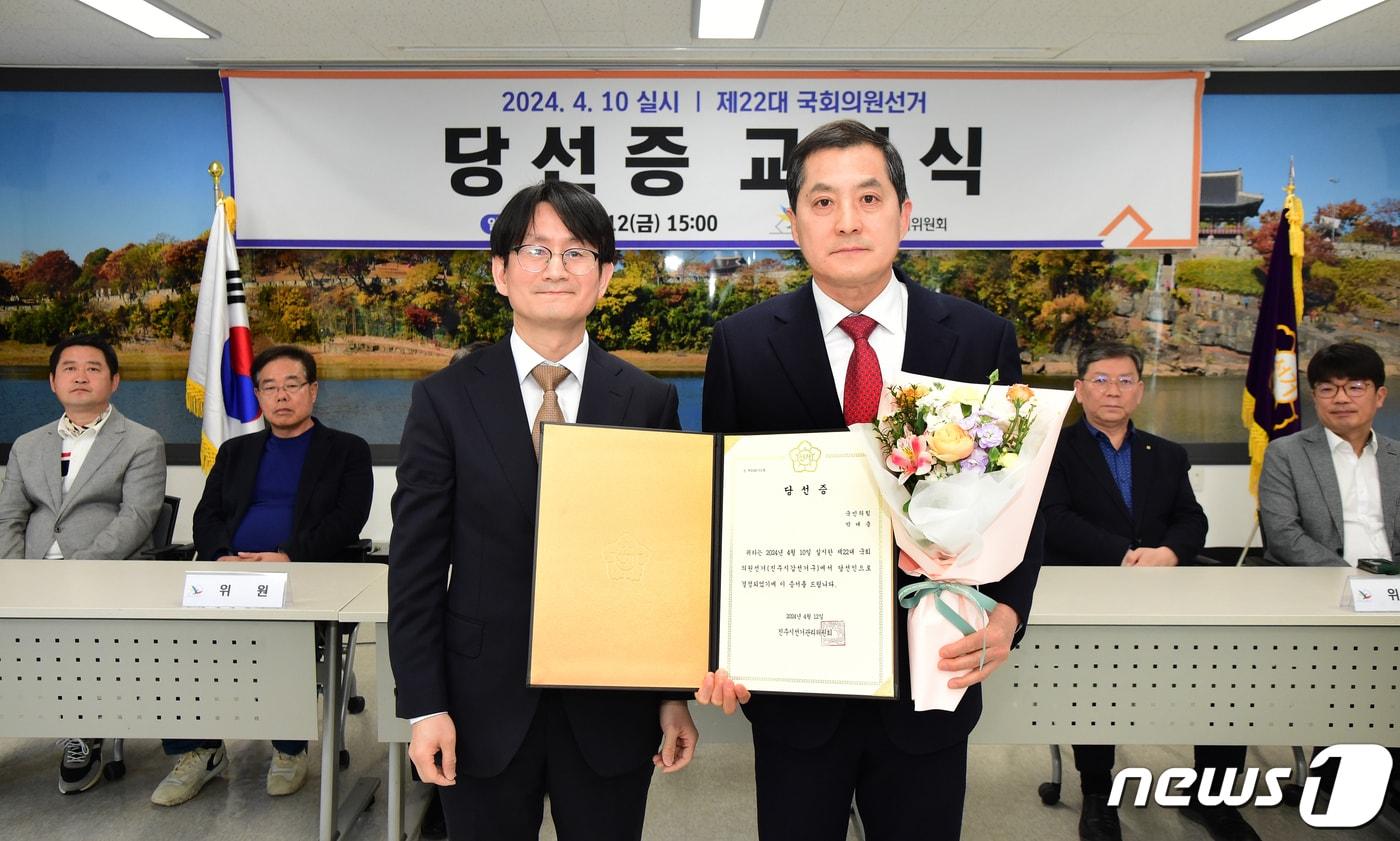 본문 이미지 - 진주갑 국민의힘 박대출 의원이 12일 진주선관위 사무실에서 당선증을 받고 있다. 2024.4.12 뉴스1/한송학기자