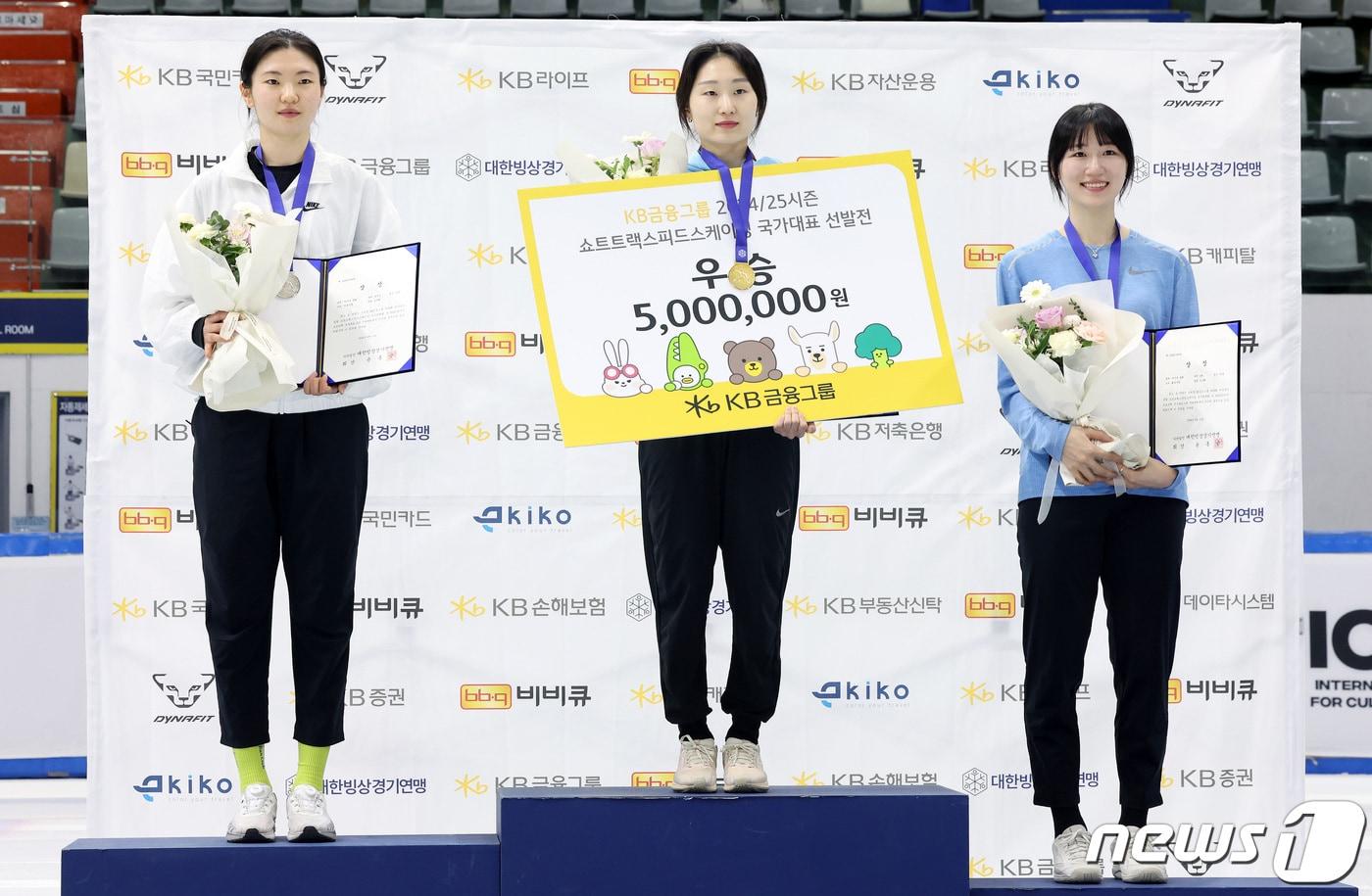 12일 오후 서울 양천구 목동실내빙상장에서 열린 '2024-2025시즌 쇼트트랙 국가대표 2차 선발대회'에서 1위를 차지한 최민정(가운데)과 2위 심석희(왼쪽), 3위 노도희가 메달을 걸고 기념촬영을 하고 있다. 2024.4.12/뉴스1 ⓒ News1 이동해 기자