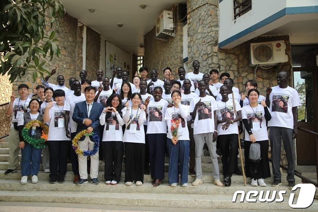 본문 이미지 - 이태석리더십학교 학생들이 2월 초 남수단을 방문해 이태석장학생과 기념촬영하고 있다.(사단법인 이태석재단 제공)2024.4.12/뉴스1