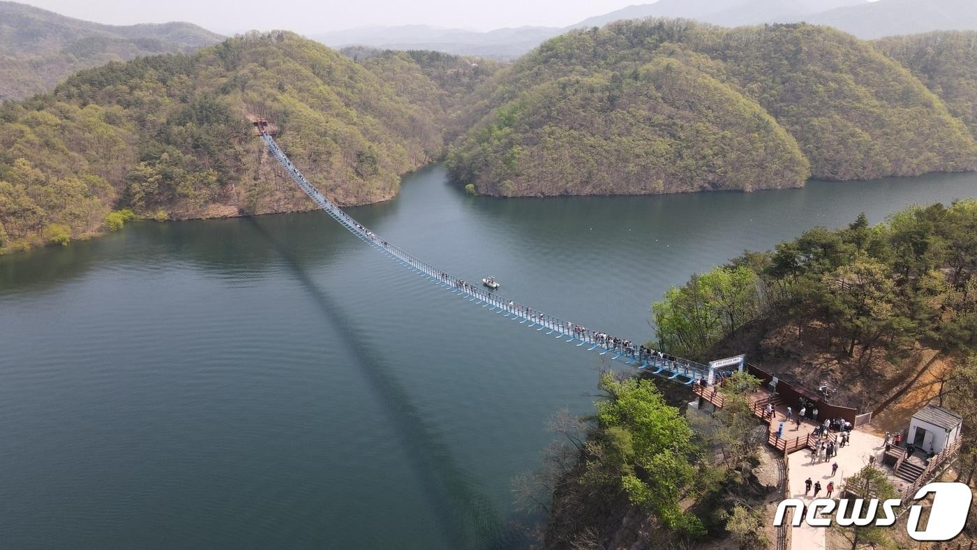 12일 개통한 국내 최장 출렁다리 초평호 미르309.(진천군 제공)/뉴스1