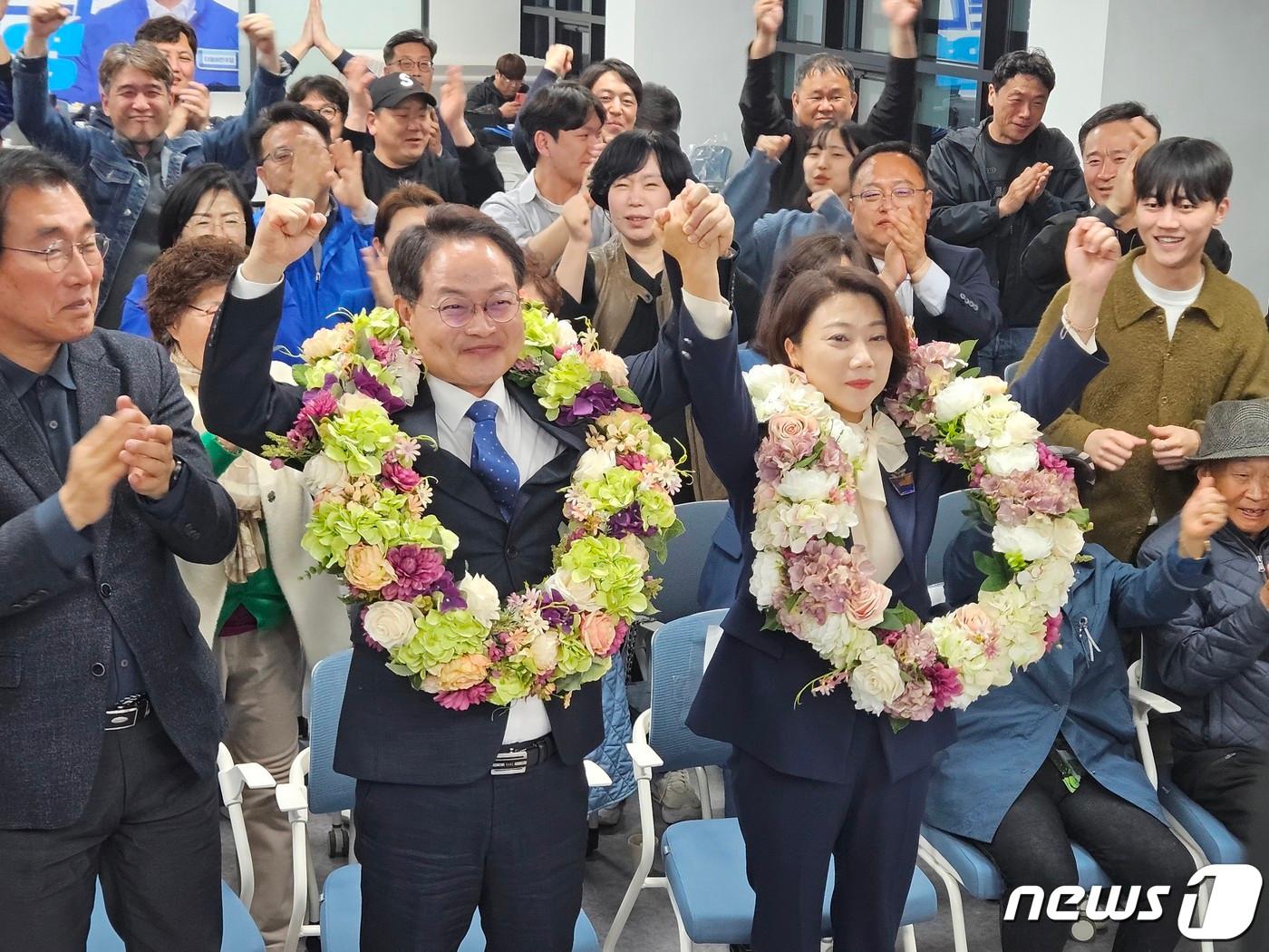 본문 이미지 - 더불어민주당 허영 후보가 11일 새벽 민주당 강원도당에서 당선 축하 세리머니를 하고 있다.2024.4.11. /뉴스1 DB