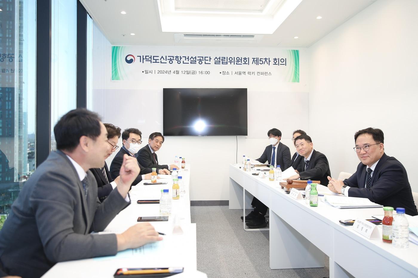 본문 이미지 - 백원국 국토교통부 2차관이 12일 오후 4시 서울에서 개최한 가덕도신공항건설공단 설립위원회 5차 회의를 주재했다.(국토교통부 제공)