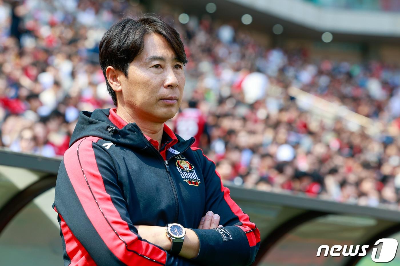 본문 이미지 - 김기동 FC서울 감독이 13일 오후 서울 마포구 월드컵경기장에서 열린 '프로축구 하나은행 K리그1 2024 7라운드' FC서울과 포항 스틸러스의 경기에서 그라운드를 바라보고 있다. 2024.4.13/뉴스1 ⓒ News1 안은나 기자