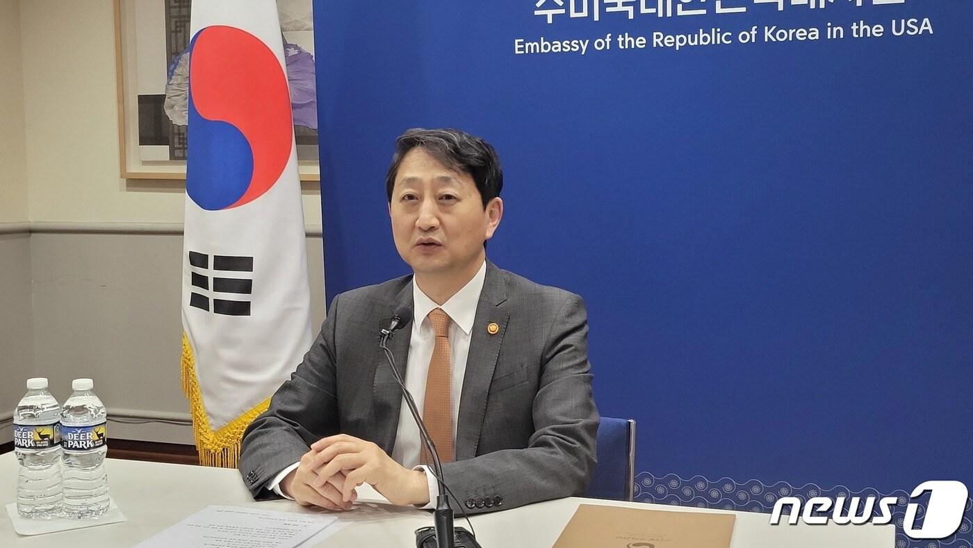 본문 이미지 - 안덕근 산업통상자원부 장관이 12일(현지시간) 워싱턴DC 주미한국대사관에서 특파원들과 간담회를 갖고 있다.