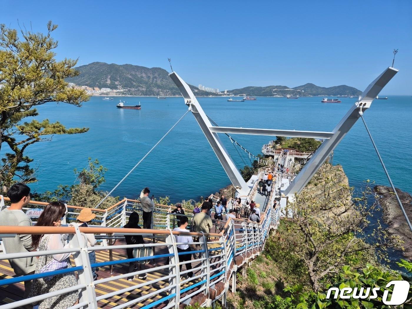 본문 이미지 - 13일 오후 부산 송도 암남공원을 찾은 관광객들이 용궁구름다리를 건너고 있다.2024.4.13. /ⓒ News1 손연우 기자