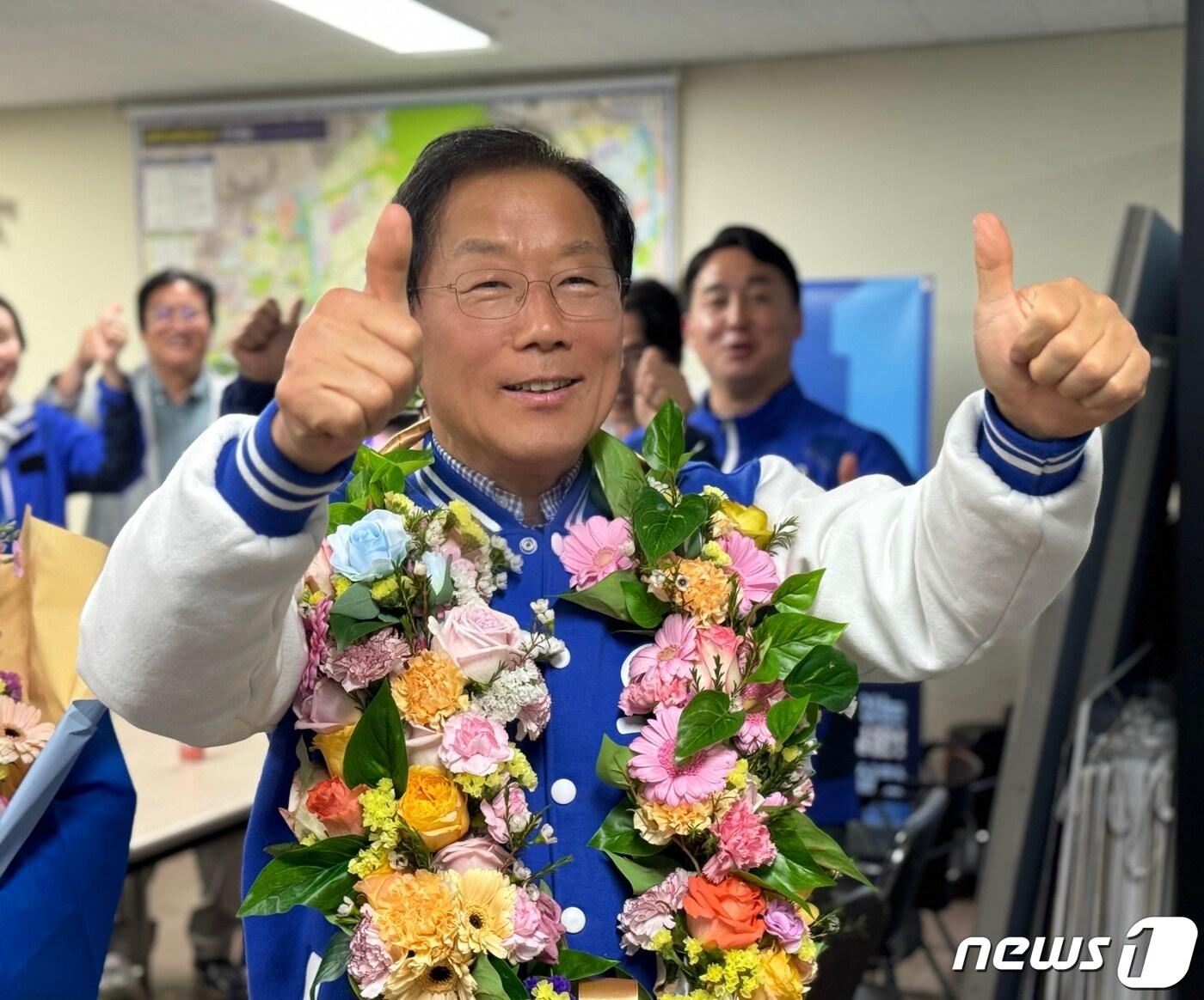 본문 이미지 - 제22대 총선 개표 중 '파주갑' 더불어민주당 윤후덕 당선자가 선거사무실에서 당선을 확정한 뒤 지지자들의 환호에 답하고 있다. (윤후덕 선거사무실 제공)