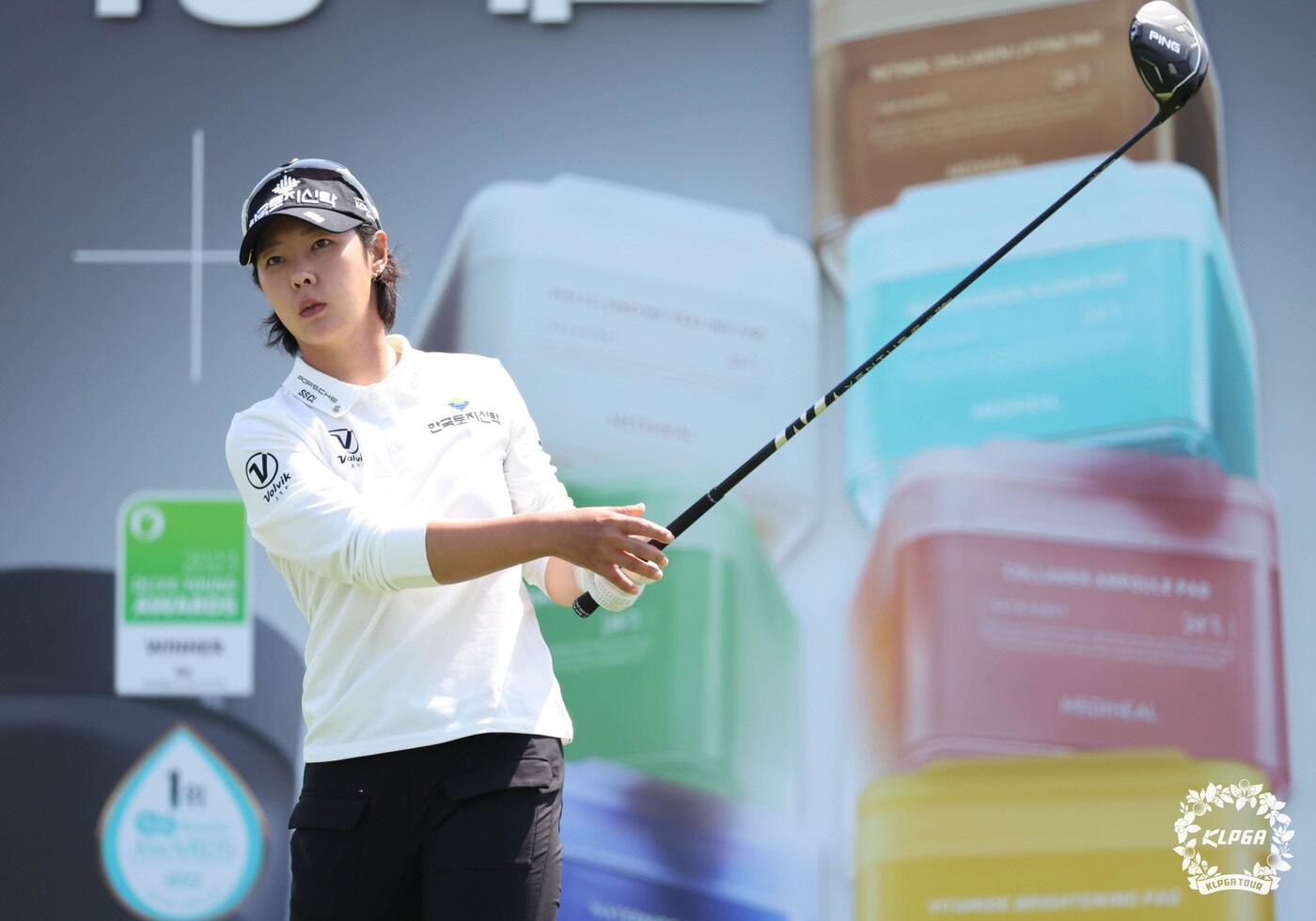 본문 이미지 - 박지영이 13일 인천 클럽72에서 열린 '메디힐 한국일보 챔피언십' 3라운드 10번 홀에서 티샷을 하고 있다. (KLPGT 제공) 2024.4.13/뉴스1