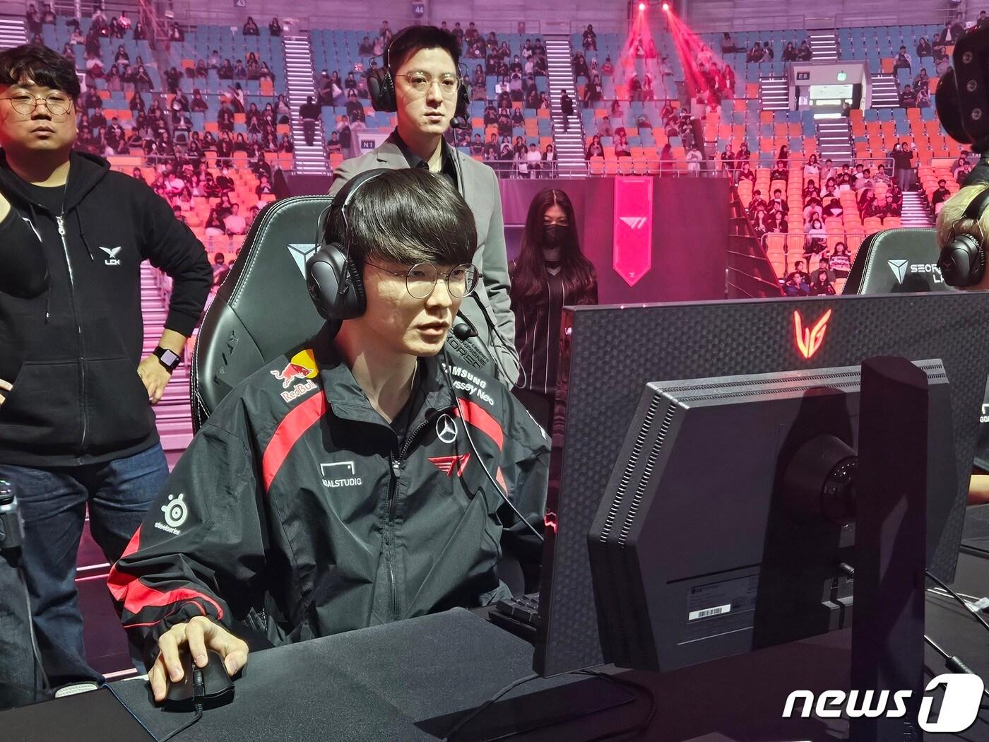 본문 이미지 - 13일 서울 송파구 올림픽공원에 위치한 KSPO돔에서 열린 '2024 LCK 스프링 결승진출전' 경기 시작 전 '페이커' 이상혁 선수가 장비를 조정하는 모습 2024.4.13/뉴스1 ⓒ News1 박소은 기자