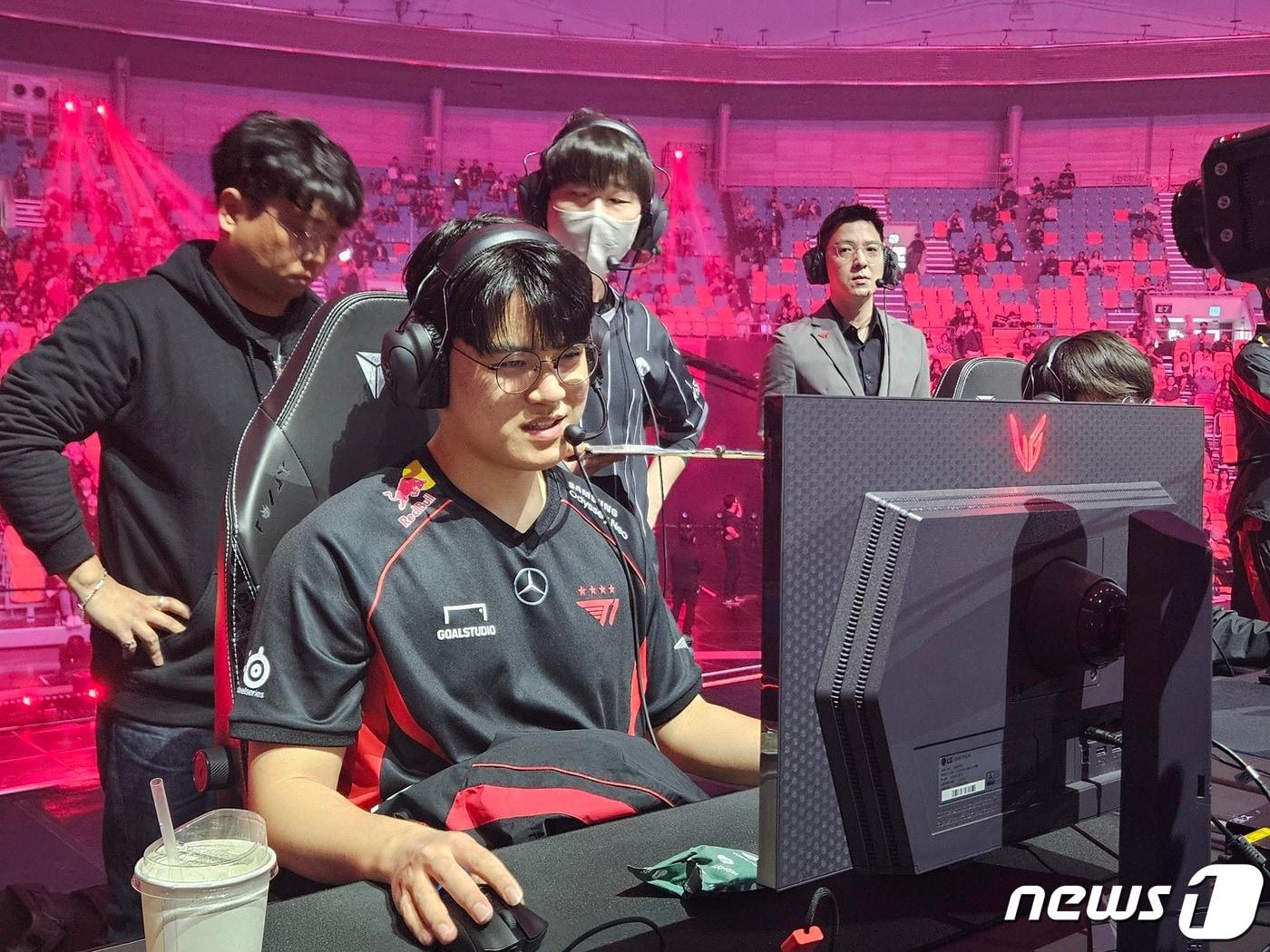 본문 이미지 - 13일 서울 송파구 올림픽공원에 위치한 KSPO돔에서 열린 '2024 LCK 스프링 결승진출전' 경기 시작 전 '구마유시' 이민형 선수가 장비를 조정하는 모습 2024.4.13/뉴스1 ⓒ News1 박소은 기자