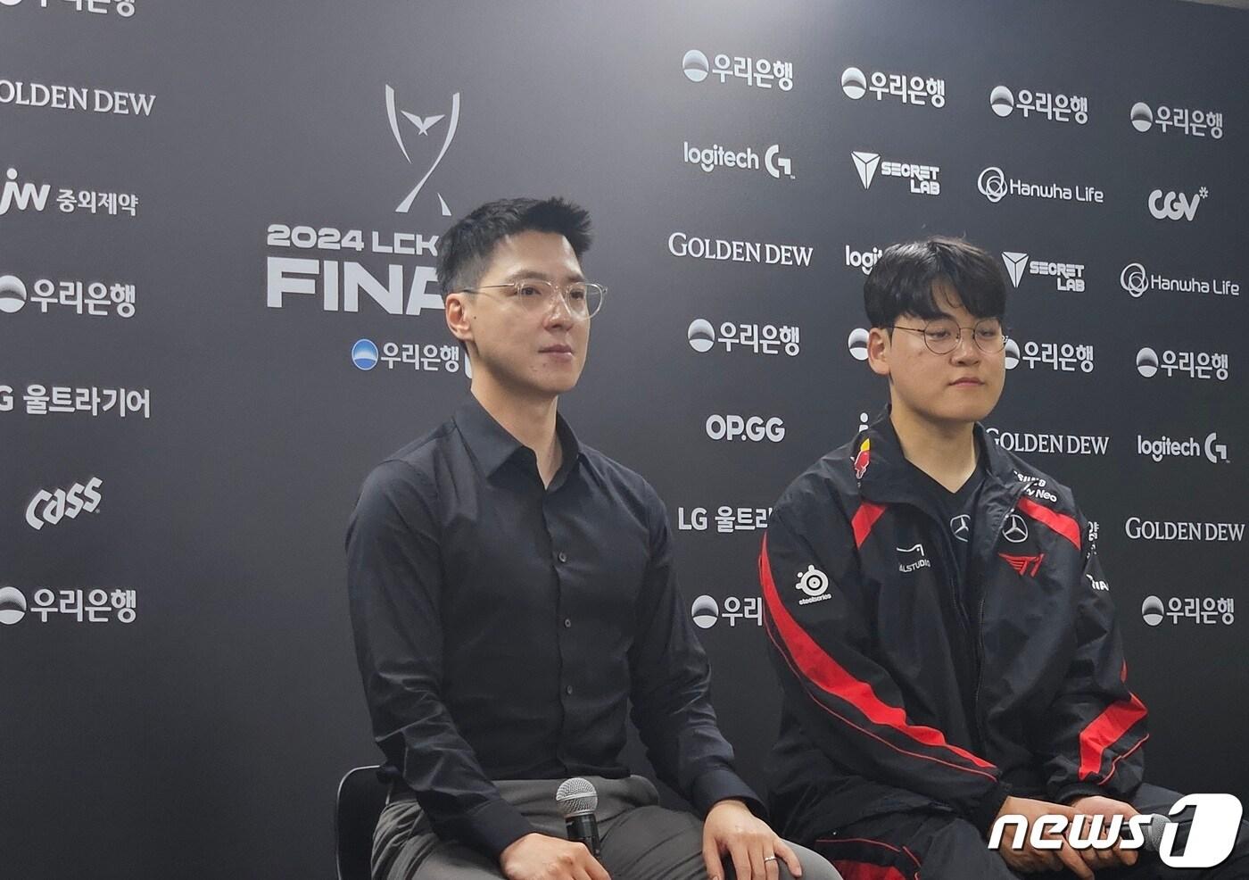 본문 이미지 - 13일 서울 송파구 올림픽공원에 위치한 KSPO돔에서 열린 '2024 LCK 스프링 결승진출전' 직후 진행한 승자 인터뷰에서 '꼬마' 김정균 감독(왼쪽)과 '구마유시' 이민형 선수가 포즈를 취하는 모습 2024.4.13/뉴스1 ⓒ News1 박소은 기자