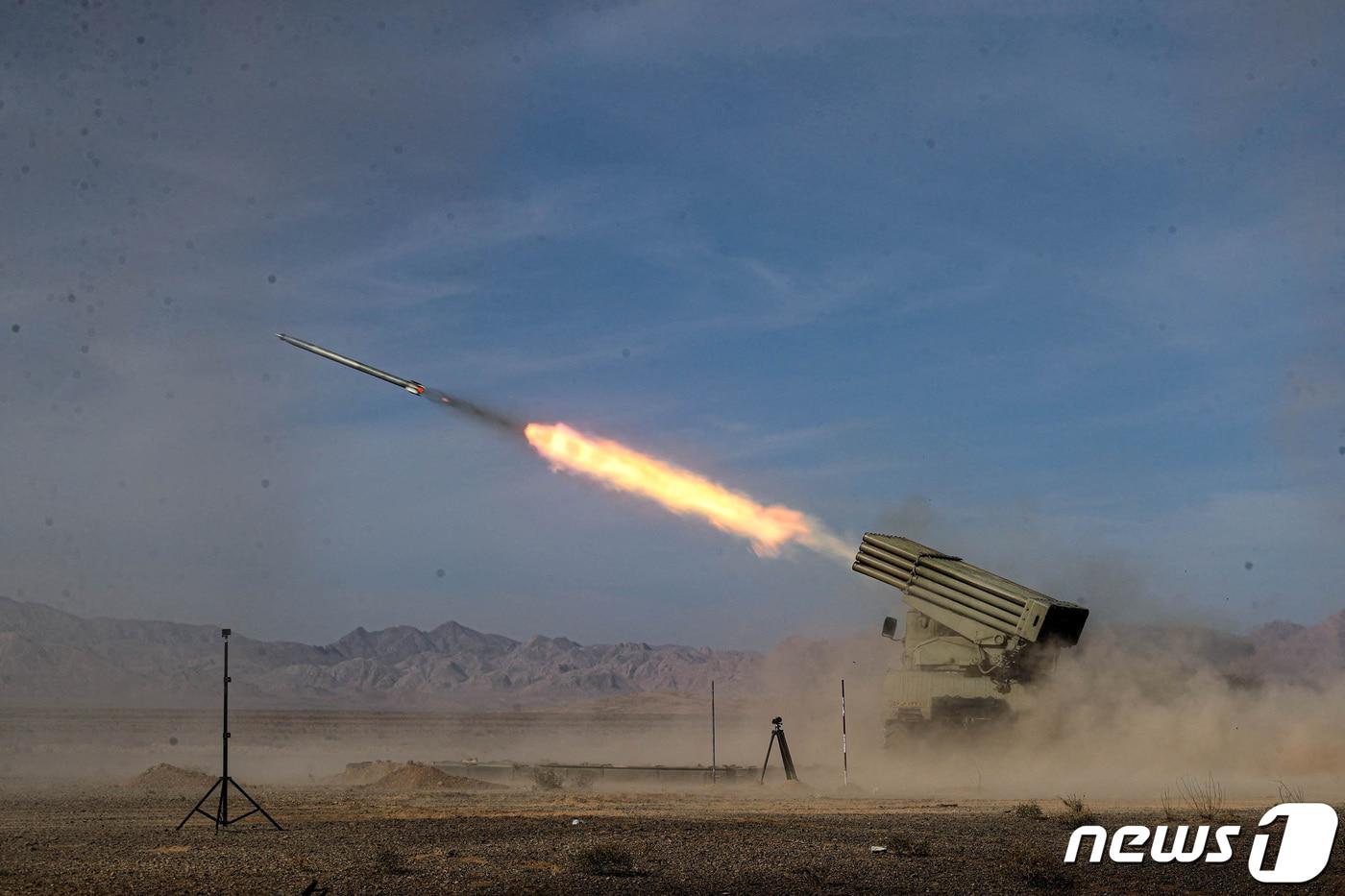 본문 이미지 - 이란이 13일(현지시간) 밤 이스라엘을 향한 보복 공격으로 드론과 순항·탄도미사일 등을 쏘며 공습을 감행했다. 이는 이스라엘이 지난 1일 시리아 수도 다마스쿠스 주재 이란 영사관을 폭격한 지 12일 만이다. 현지 언론은 이란발 드론이 현지시간으로 14일 오전 2시쯤, 순항미사일은 그보다 빨리 이스라엘에 당도할 것으로 전망했다. 사진은 지난해 10월 28일 이란 이스파한에서 진행된 군사 훈련에서 미사일이 발사되는 모습. ⓒ 로이터=뉴스1