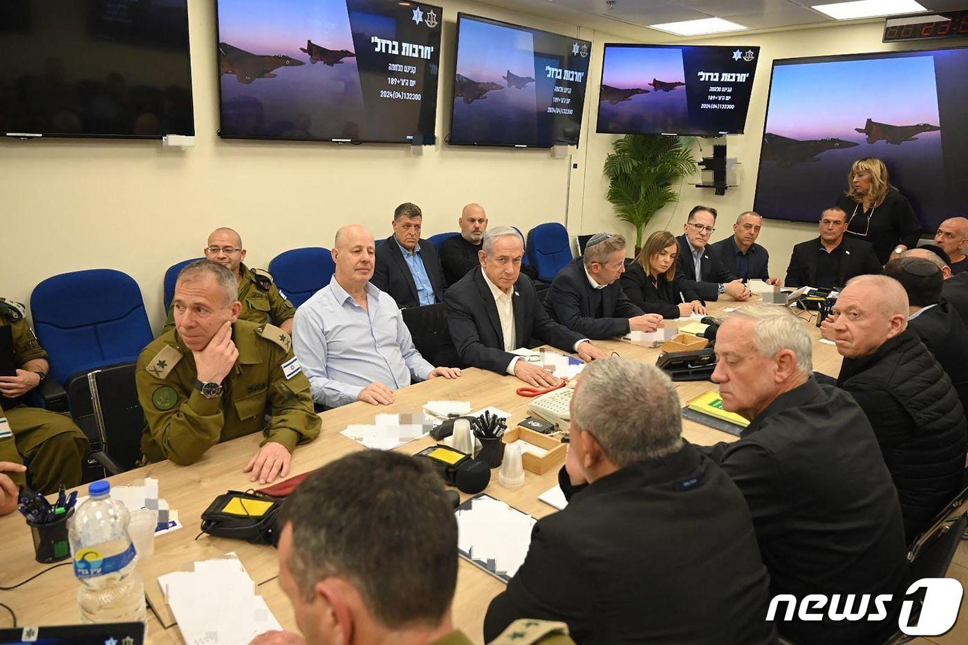 14일(현지시간) 이스라엘 텔아비브에서 배냐민 네타냐후 이스라엘 총리가 전쟁 내각 회의에 참석하고 있다. 2024.04.14 ⓒ AFP=뉴스1 ⓒ News1 정지윤 기자