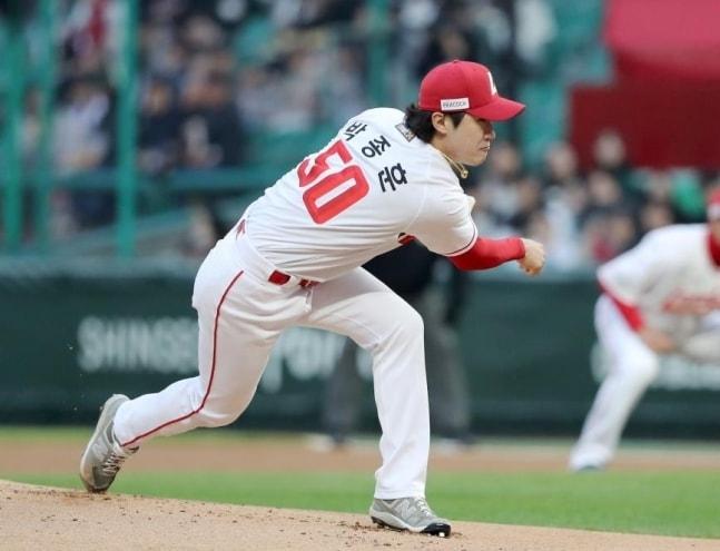 본문 이미지 -  SSG 랜더스의 잠수함 투수 박종훈이 13일 KT 위즈전에서 모처럼 호투하며 승리투수가 됐다. (SSG 랜더스 제공)