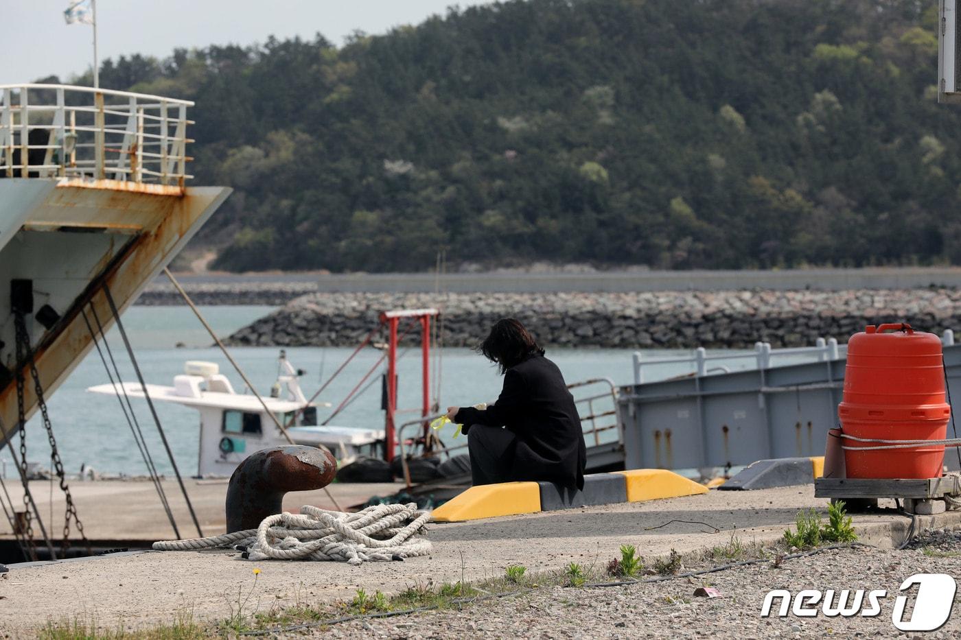 세월호 참사 10주기를 이틀 앞둔 14일 오전 전남 진도군 임회면 진도항(팽목항) 방파제에서 추모객들이 희생자들을 추모하고 있다. 2024.4.14/뉴스1 ⓒ News1 박지현 기자