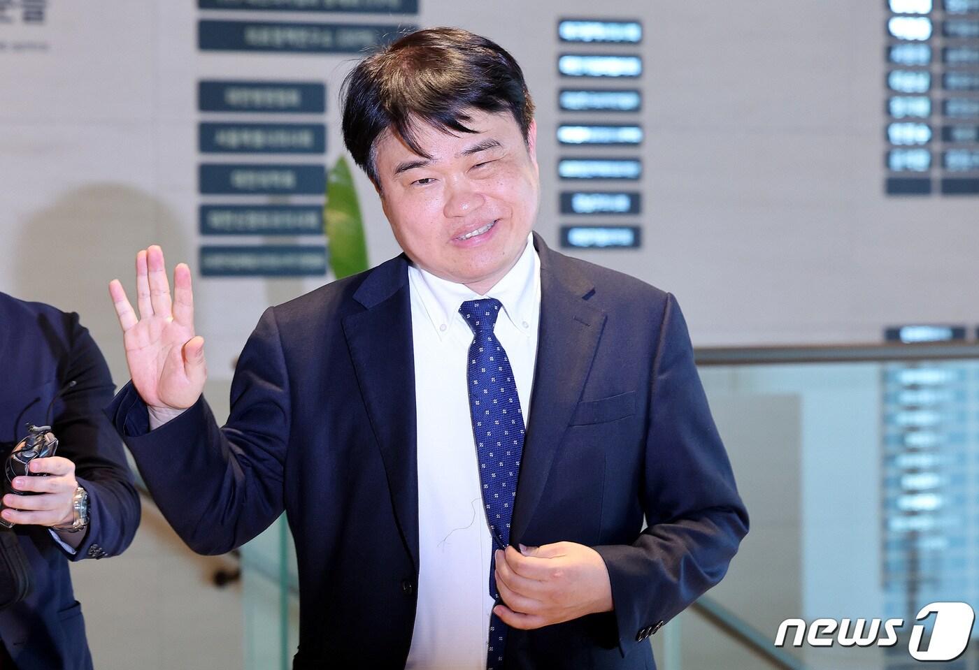 본문 이미지 - 임현택 대한의사협회장 당선인 14일 서울 용산구 대한의사협회 대회의실에서 열린 의대정원 증원 저지를 위한 비상대책위원회 제8차 회의에 참석하고 있다. 2024.4.14/뉴스1 ⓒ News1 박지혜 기자