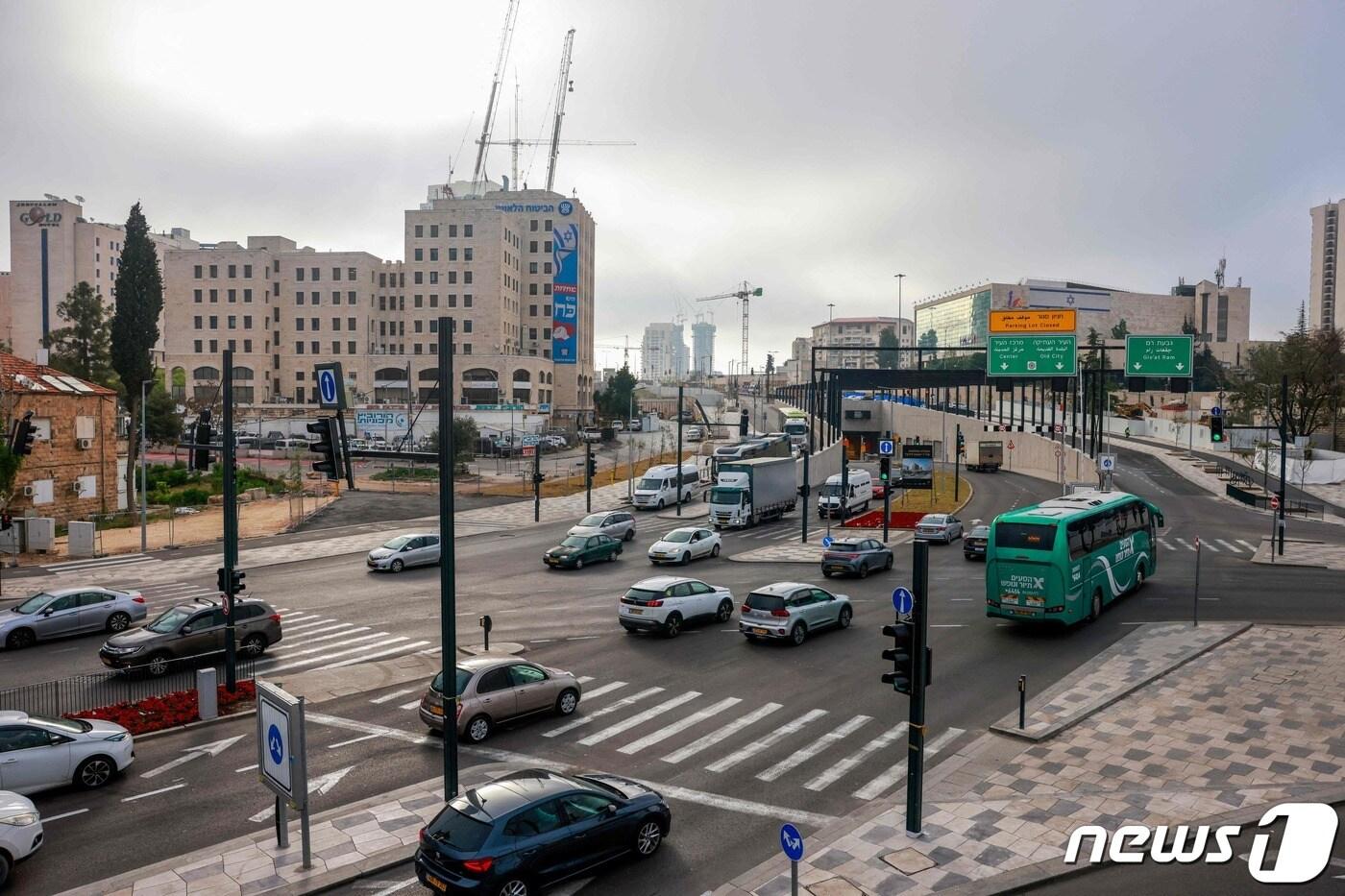 이란의 보복 공습이 감소한 이후 대피 명령이 해제된 14일(현지시간) 이스라엘 예루살렘의 거리에서 차들이 운행하고 있다. 2024.04.14 ⓒ AFP=뉴스1 ⓒ News1 정지윤 기자