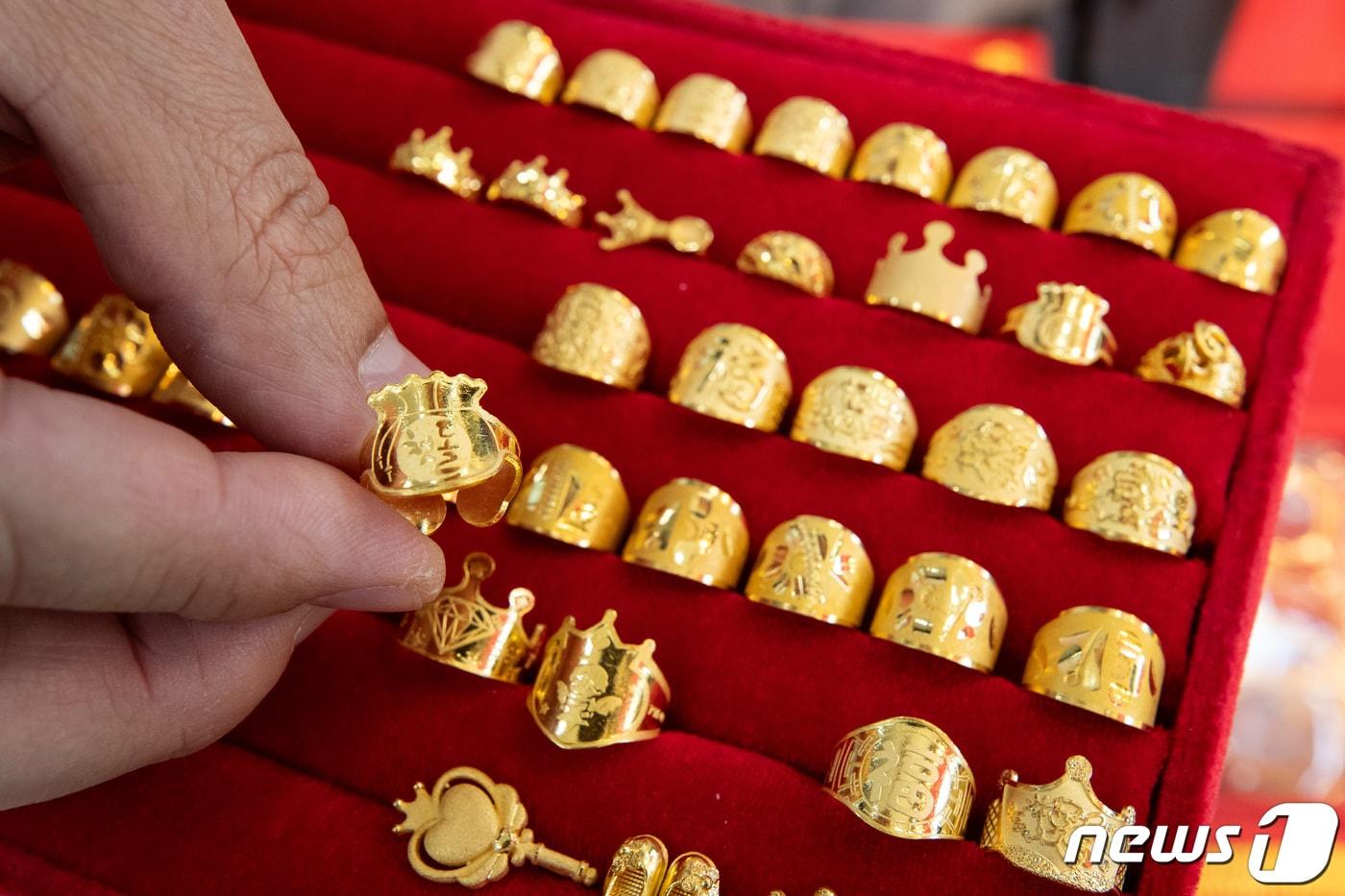 국제 금값이 사상 최초로 온스(30g)당 2400달러(약 332만원)를 돌파하는 가운데 14일 서울시내 한 금은방에 돌반지가 전시돼 있다. 연일 국제 금값이 사상 최고치를 경신하며 국내 돌반지 한 돈(3.75g) 가격이 45만원을 넘어섰다. 2024.4.14/뉴스1 ⓒ News1 유승관 기자