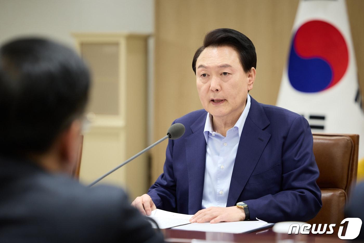 본문 이미지 - 윤석열 대통령이 14일 용산 대통령실에서 중동 사태에 따른 긴급 경제·안보 점검회의를 주재하고 있다. (대통령실 제공) 2024.4.14/뉴스1 ⓒ News1 안은나 기자