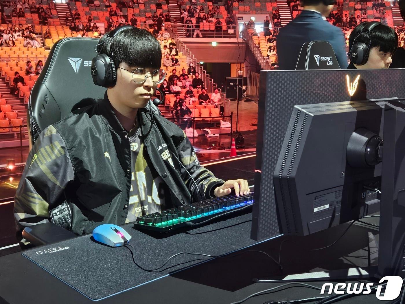 본문 이미지 - 14일 서울 송파구 올림픽공원에 위치한 KSPO돔에서 열린 '2024 LCK 스프링 결승진출전' 경기 시작 전 '기인' 김기인 선수가 장비를 조정하는 모습 2024.4.13/뉴스1 ⓒ News1 박소은 기자