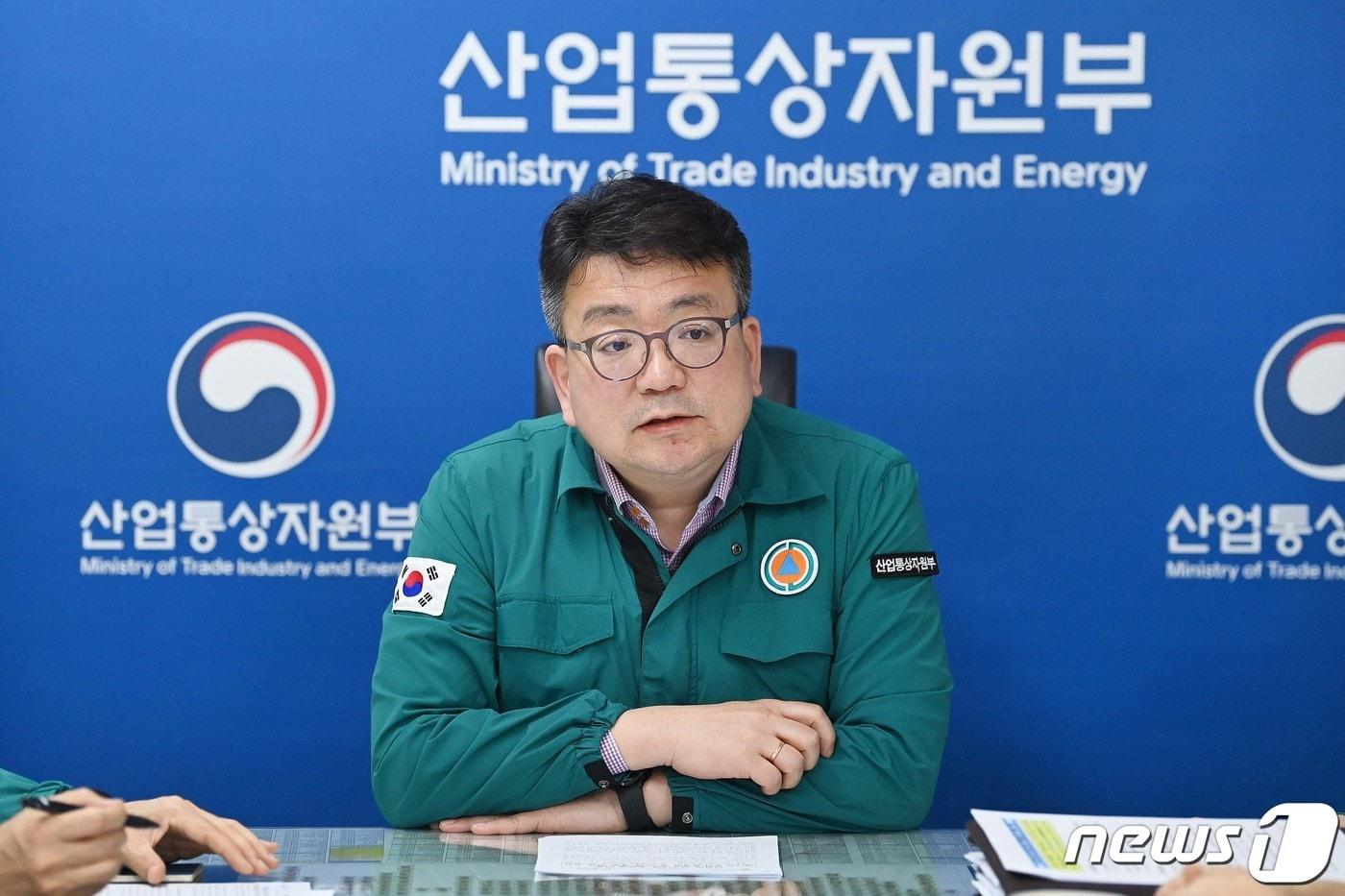 최남호 산업통상자원부 2차관이 14일 오후 정부서울청사에서 이란의 이스라엘 공격에 따른 긴급 상황점검 회의를 주재하고 있다. &#40;산업부 제공&#41; 2024.4.14/뉴스1