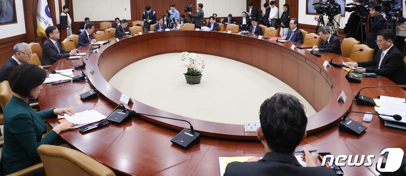 본문 이미지 - 최상목 경제부총리 겸 기획재정부 장관이 15일 서울 종로구 정부서울청사에서 열린 비상경제장관회의에서 모두발언을 하고 있다. 2024.4.15/뉴스1 ⓒ News1 허경 기자