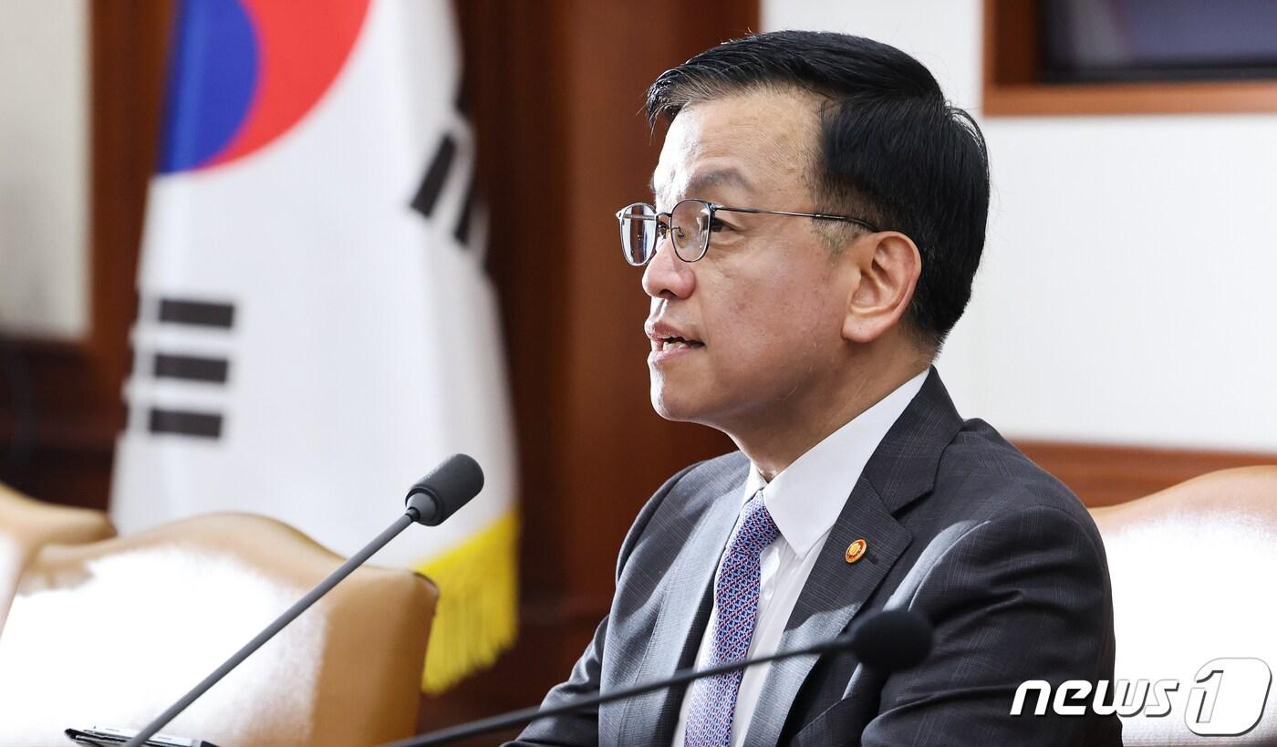 본문 이미지 - 최상목 경제부총리 겸 기획재정부 장관이 15일 서울 종로구 정부서울청사에서 열린 비상경제장관회의에서 모두발언을 하고 있다. 2024.4.15/뉴스1 ⓒ News1 허경 기자