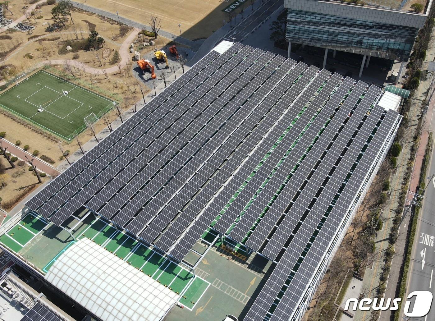 본문 이미지 - HD현대에너지솔루션이 HD현대인프라코어 인천공장 주차장에 설치한 태양광 발전소 모습 &lt;자료사진&gt; ⓒ News1 최동현 기자