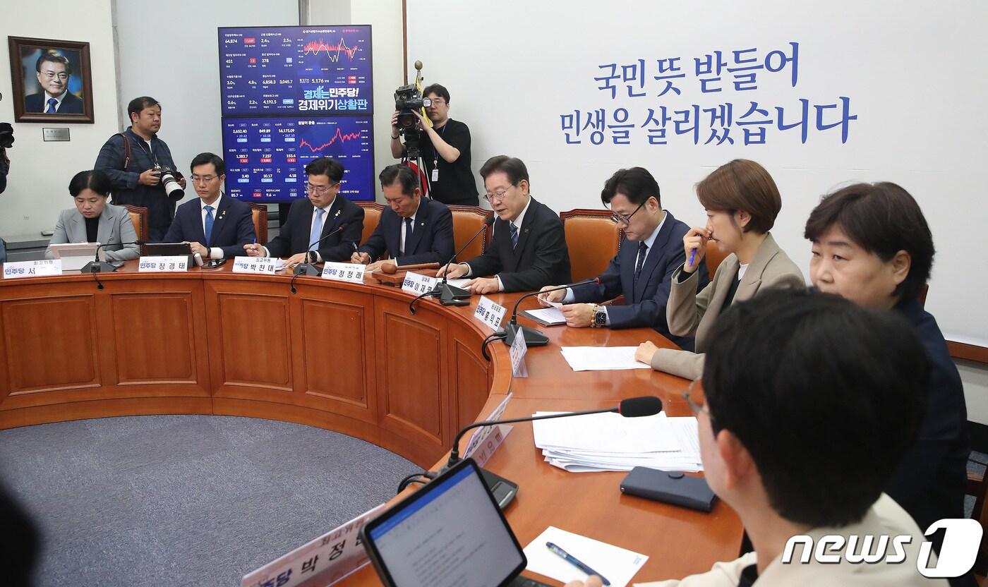 본문 이미지 - 이재명 더불어민주당 대표가 15일 오전 서울 여의도 국회에서 열린 최고위원회의에서 발언을 하고 있다./뉴스1 ⓒ News1 임세영 기자