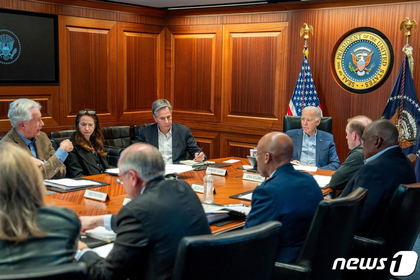 본문 이미지 - 조 바이든 미국 대통령이 14일(현지시간) 워싱턴 백악관 상황실에서 토니 블링컨 국무장관, 로이드 오스틴 국방장관 등 안보팀과 이란의 이스라엘 공격에 대한 대책 회의를 하고 있다. 2024.4.15. ⓒ 로이터=뉴스1 ⓒ News1 우동명 기자