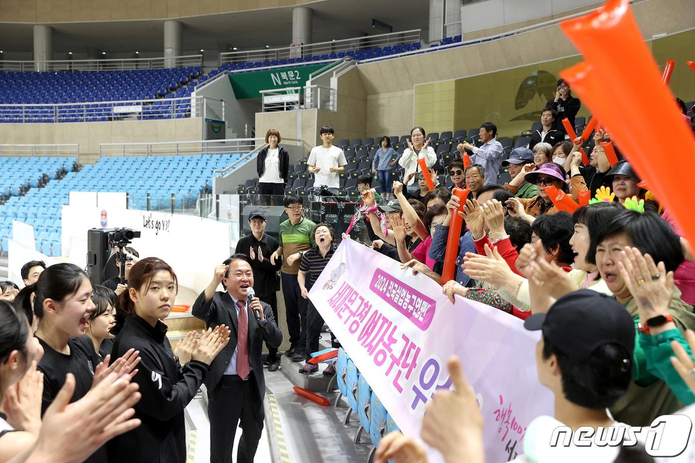 본문 이미지 - 이성헌 서대문구청장이 서대문구청 농구단을 응원하고 있다. (서대문구청 제공) 