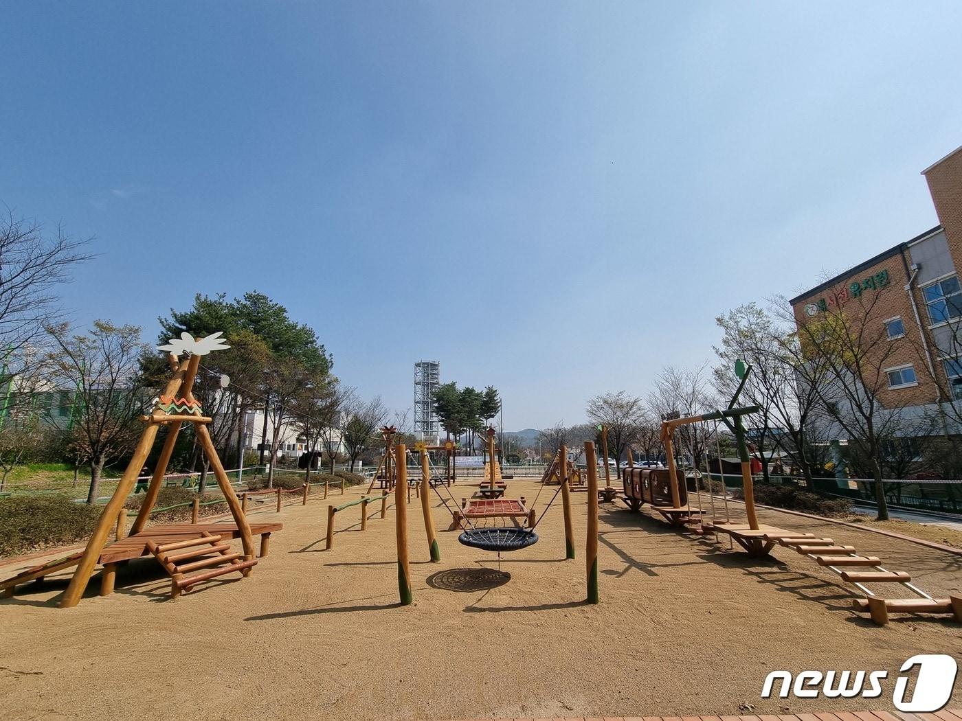 본문 이미지 - 충북혁신도시 너나들이어린이공원 놀이시설.(진천군 제공)/뉴스1