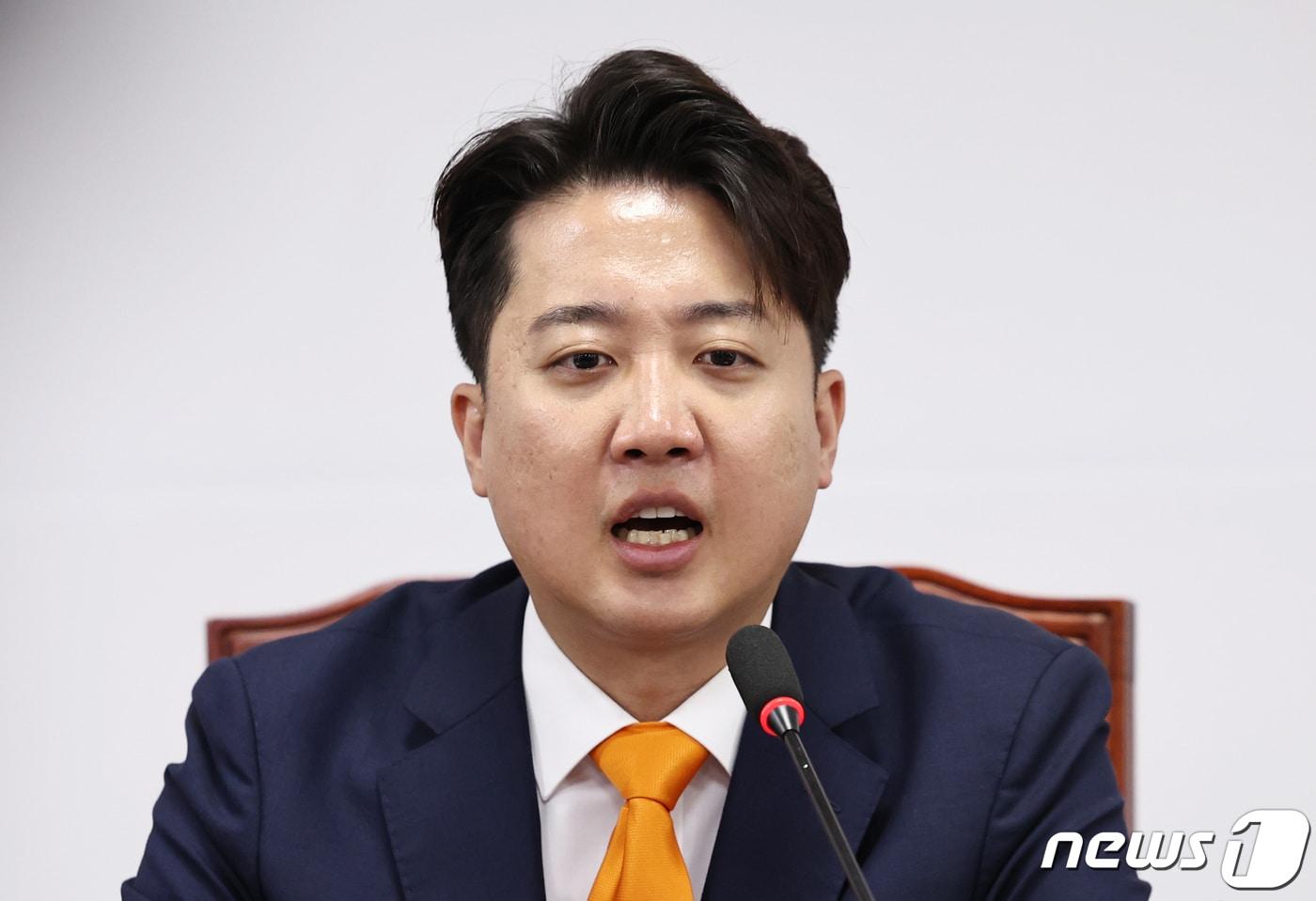 본문 이미지 - 이준석 개혁신당 대표가 서울 여의도 국회에서 열린 최고위원회의에서 모두발언을 하고 있다. 2024.4.15/뉴스1 ⓒ News1 구윤성 기자