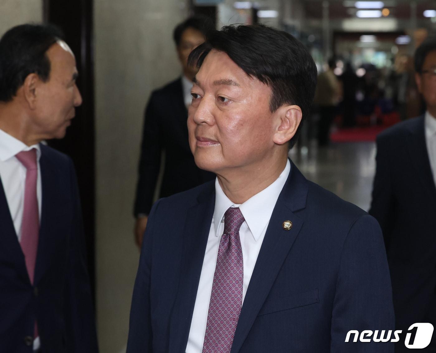 본문 이미지 - 안철수 국민의힘 의원이 15일 서울 여의도 국회에서 열린 4선 이상 국회의원 당선인 간담회에 참석하고 있다. 2024.4.15/뉴스1 ⓒ News1 송원영 기자