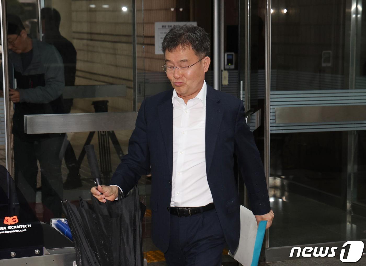 본문 이미지 - 대장동 개발 배임 혐의를 받고 있는 화천대유 대주주 김만배 씨가 15일 서울중앙지방법원에서 열린 124차 공판에 출석하고 있다. (공동취재) 2024.4.15 ⓒ 뉴스1 박정호 기자