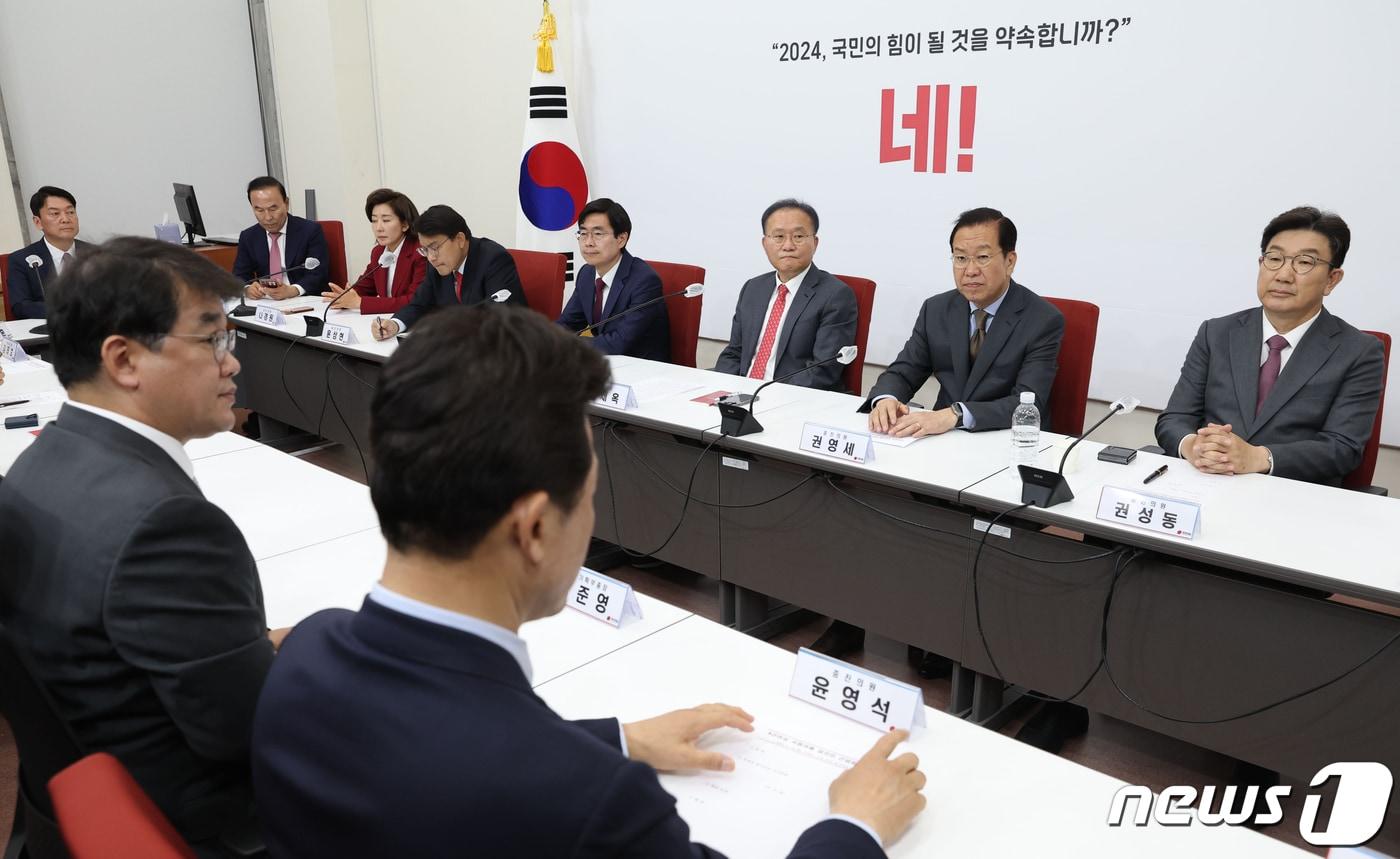 본문 이미지 - 윤재옥 국민의힘 원내대표 겸 당대표 권한대행 등이 15일 서울 여의도 국회에서 열린 4선 이상 국회의원 당선인 간담회에 참석 하고 있다. (공동취재) 2024.4.15/뉴스1 ⓒ News1 송원영 기자