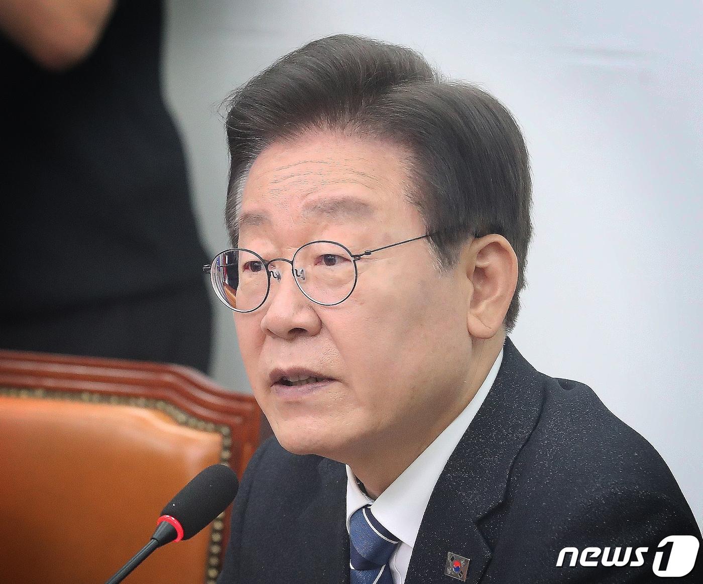 본문 이미지 - 이재명 더불어민주당 대표가 15일 오전 서울 여의도 국회에서 열린 최고위원회의에서 발언을 하고 있다. 2024.4.15/뉴스1 ⓒ News1 임세영 기자