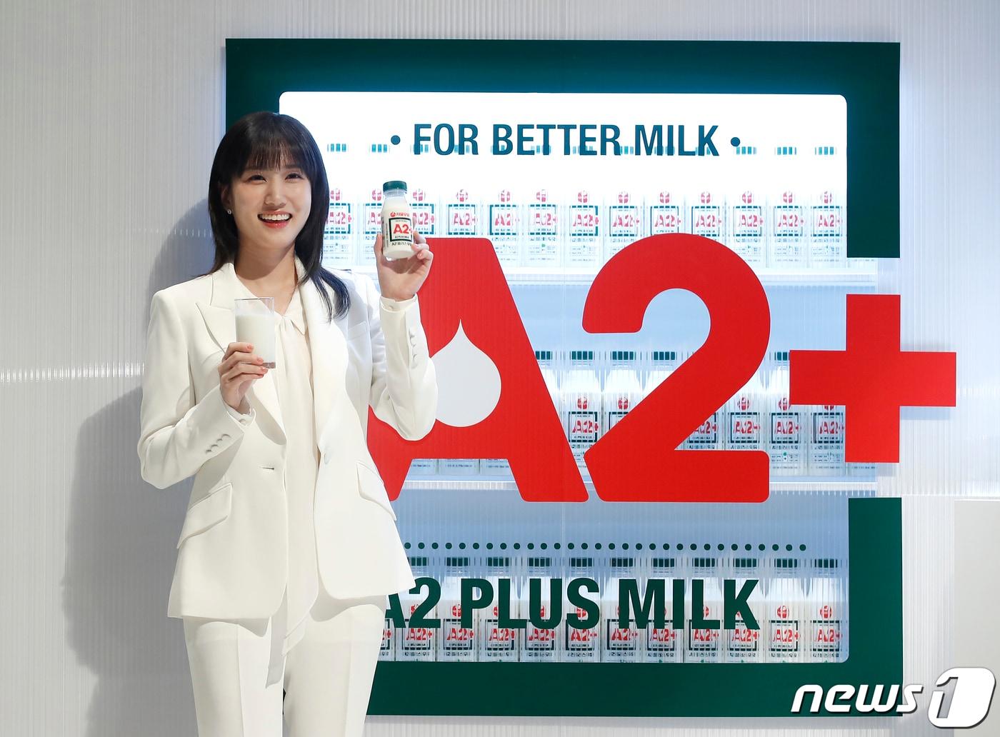 본문 이미지 - 배우 박은빈이 15일 서울 용산구 소월로 그랜드햐얏트 호텔에서 열린 서울우유협동조합 '우유로 세상을 건강하게' 서울우유 A2+출시 포토세션에서 포즈를 취하고 있다. 2024.4.15 ⓒ 뉴스1 권현진 기자