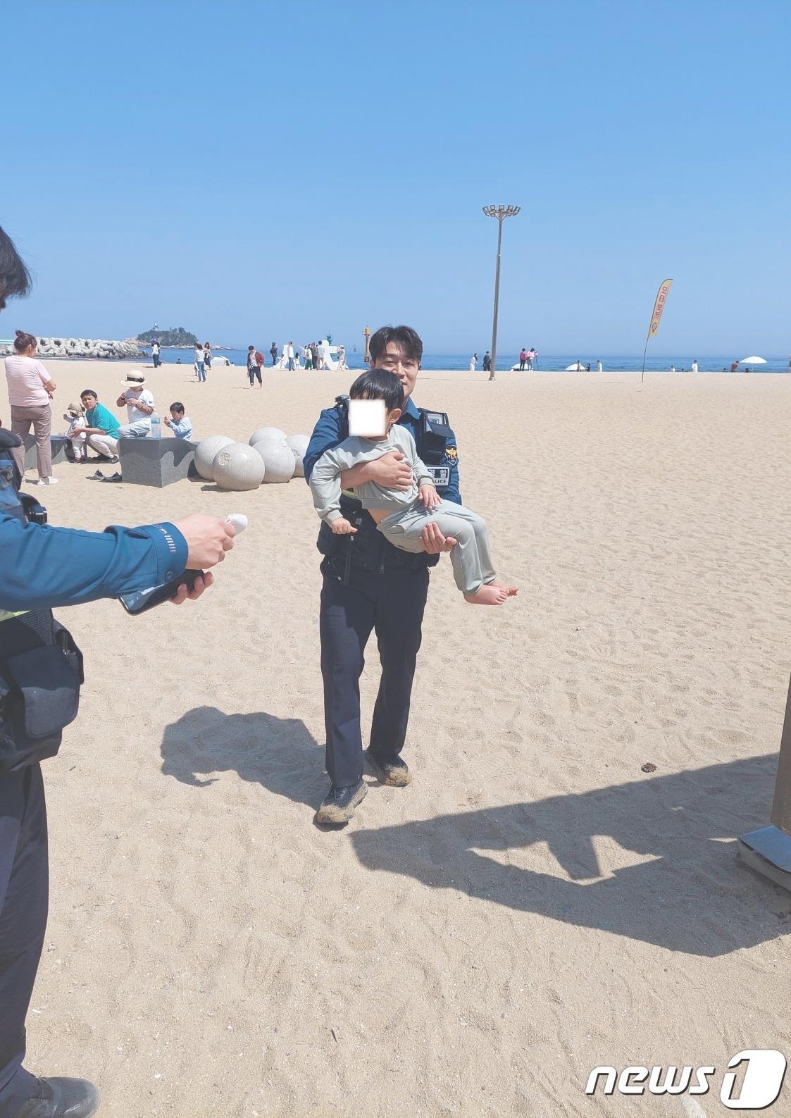 본문 이미지 - 아이 안고 나오는 속초경찰서 청초지구대 고명윤 순경.(속초경찰서 제공)