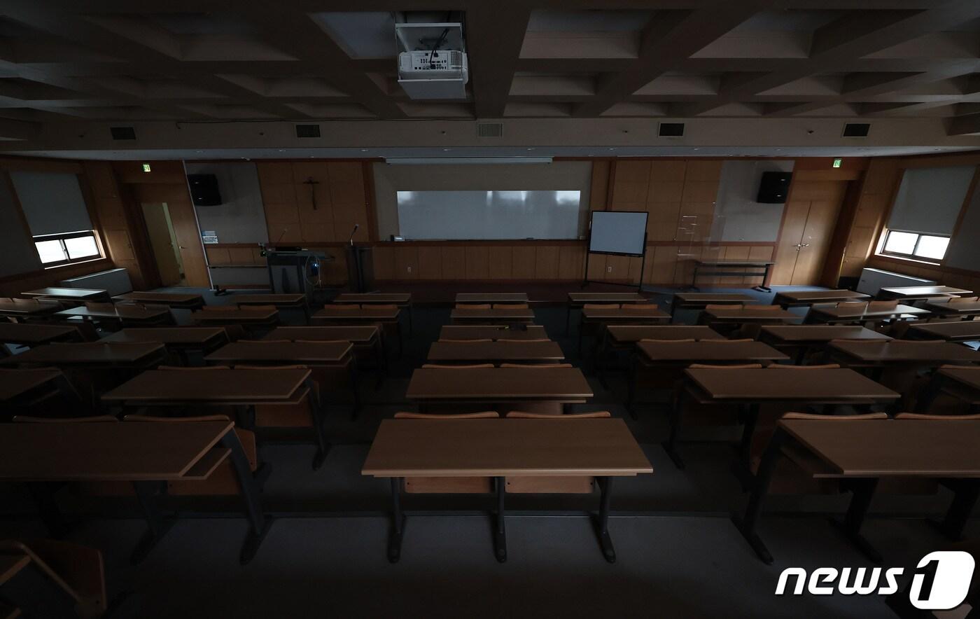 전국 16곳 대학 의과대학이 개강한 15일 오후 서울 시내의 한 의과대학 강의실이 고요한 모습을 보이고 있다.  2024.4.15/뉴스1 ⓒ News1 김민지 기자