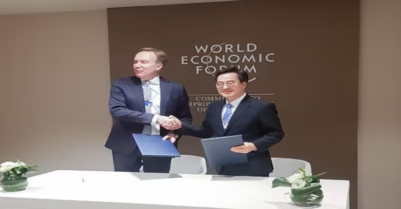 본문 이미지 - 올 1월15일(현지시간) 스위스 다보스포럼에서 김동연 경기도지사가 보르게 브렌데 세계경제포럼 이사장과 4차산업혁명센터 설립을 위한 업무협약을 체결하고 있다.(경기도 제공)/