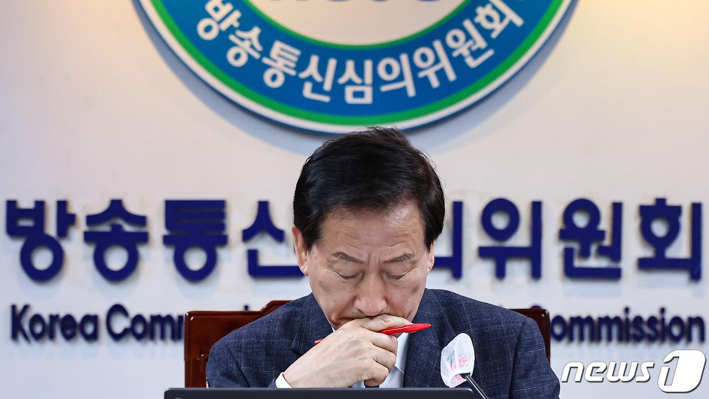 본문 이미지 - 류희림 방송통신심의위원회(방심위) 위원장이 15일 서울 양천구 방심위에서 열린 '2024년 제8차 방송통신심의위원회 회의'에서 자료를 살펴보고 있다. 2024.4.15/뉴스1 ⓒ News1 김도우 기자