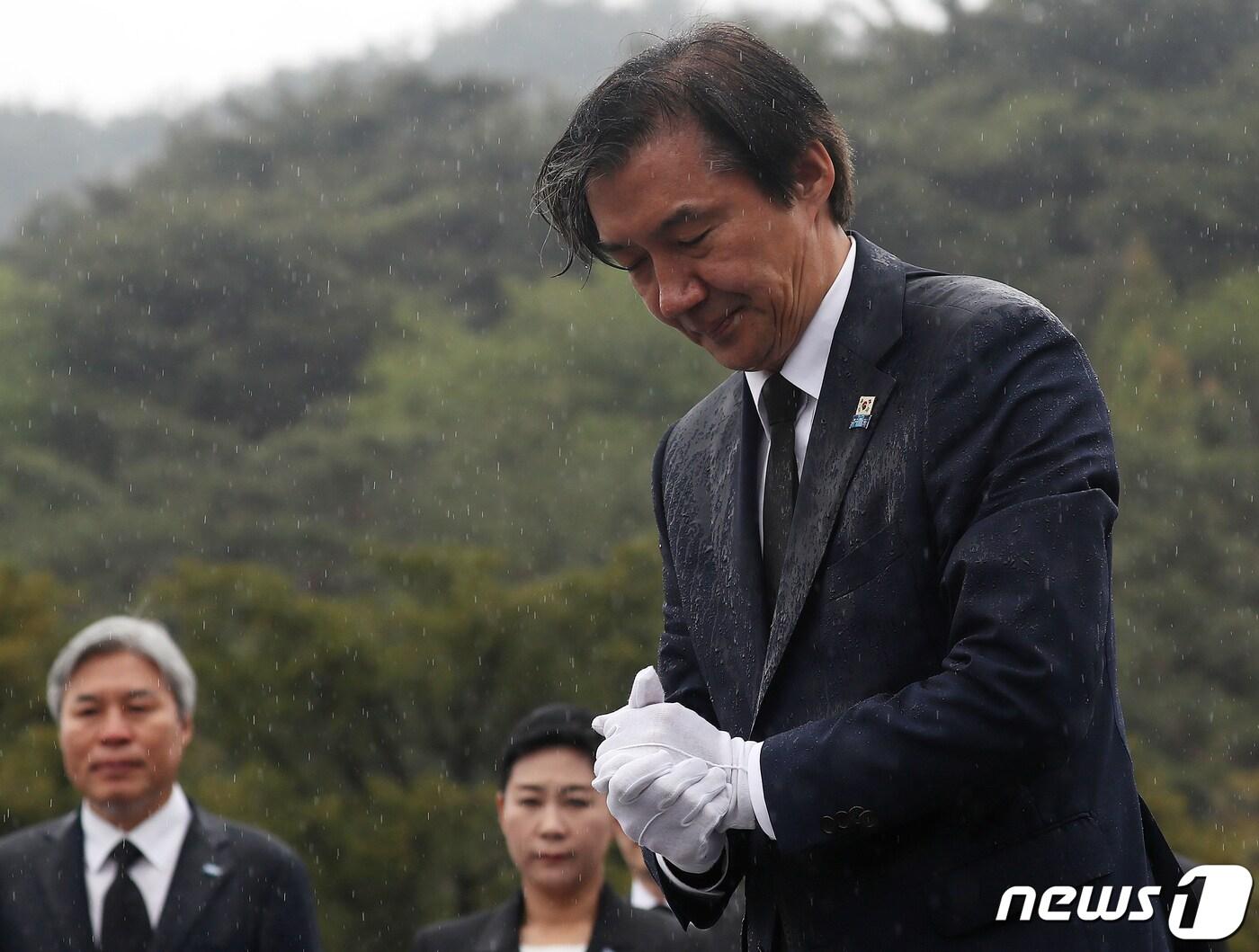 본문 이미지 - 조국 조국혁신당 대표가 15일 오후 비례대표 당선인들과 함께 경남 김해시 진영읍 봉하마을을 찾아 고 노무현 전 대통령 묘역을 참배하고 있다. 2024.4.15/뉴스1 ⓒ News1 윤일지 기자