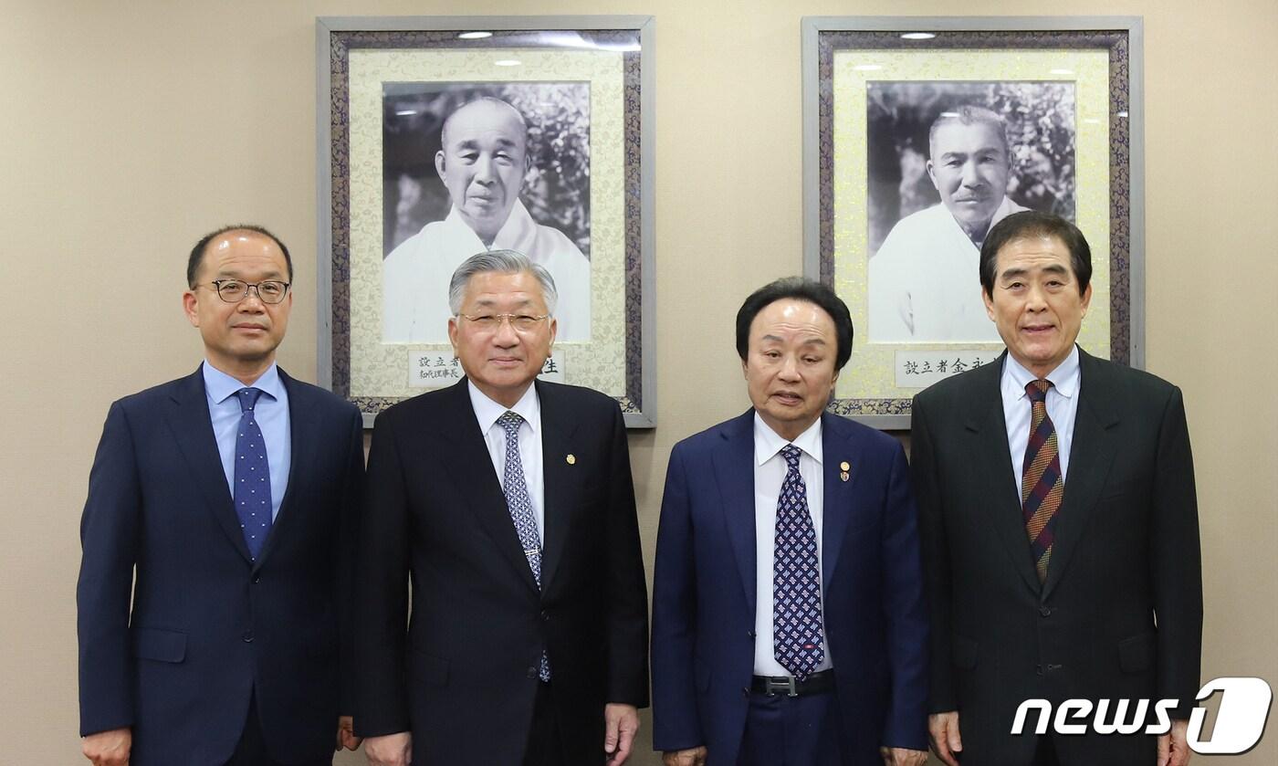 본문 이미지 - 학교법인 청석학원 창학 100주년 기념사업회 오영식(왼쪽 세 번째) 회장이 사재 5000만 원을 출연한 뒤 청석학원 표갑수(왼쪽 네 번째) 이사장, 김윤배(왼쪽 두 번째) 총장, 백승복(왼쪽 첫 번째) 상임이사 등과 기념촬영을 하고 있다.(청주대 제공)/뉴스1