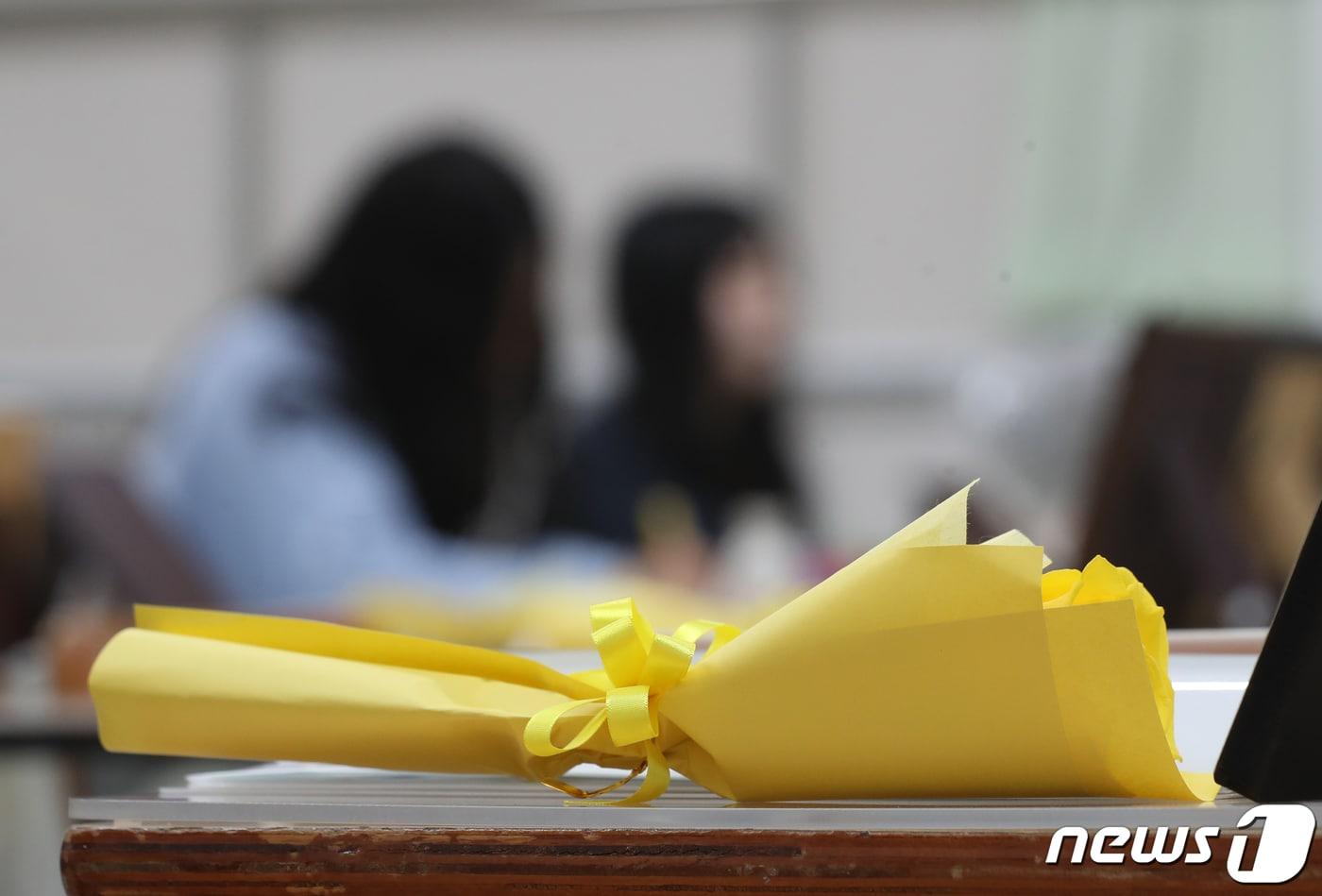 본문 이미지 - 세월호 참사 10주기를 하루 앞둔 15일 오후 경기 안산시 단원구 4.16민주시민교육원 기억관에 마련된 단원고 4.16기억교실에 학생들을 추모하는 기록물들이 놓여 있다./뉴스1 ⓒ News1 김영운 기자